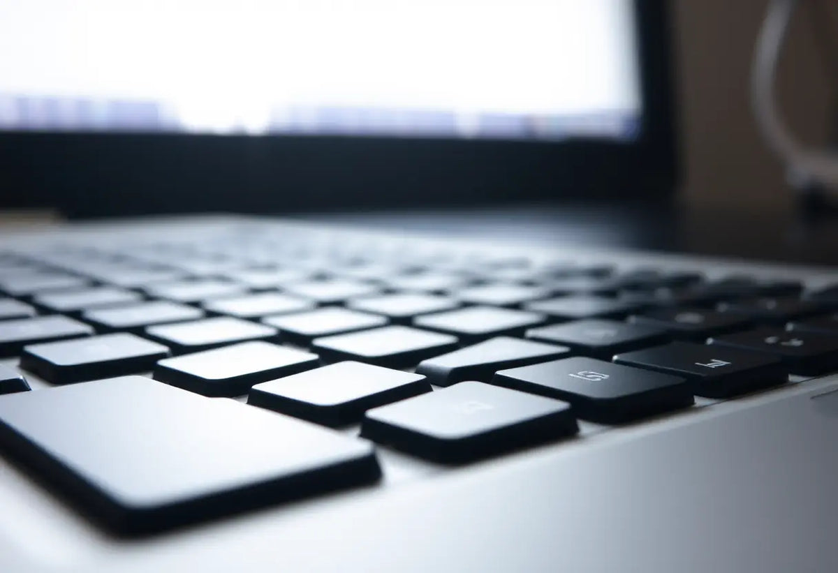 Clavier utilisé récemment sous la lumière du jour
