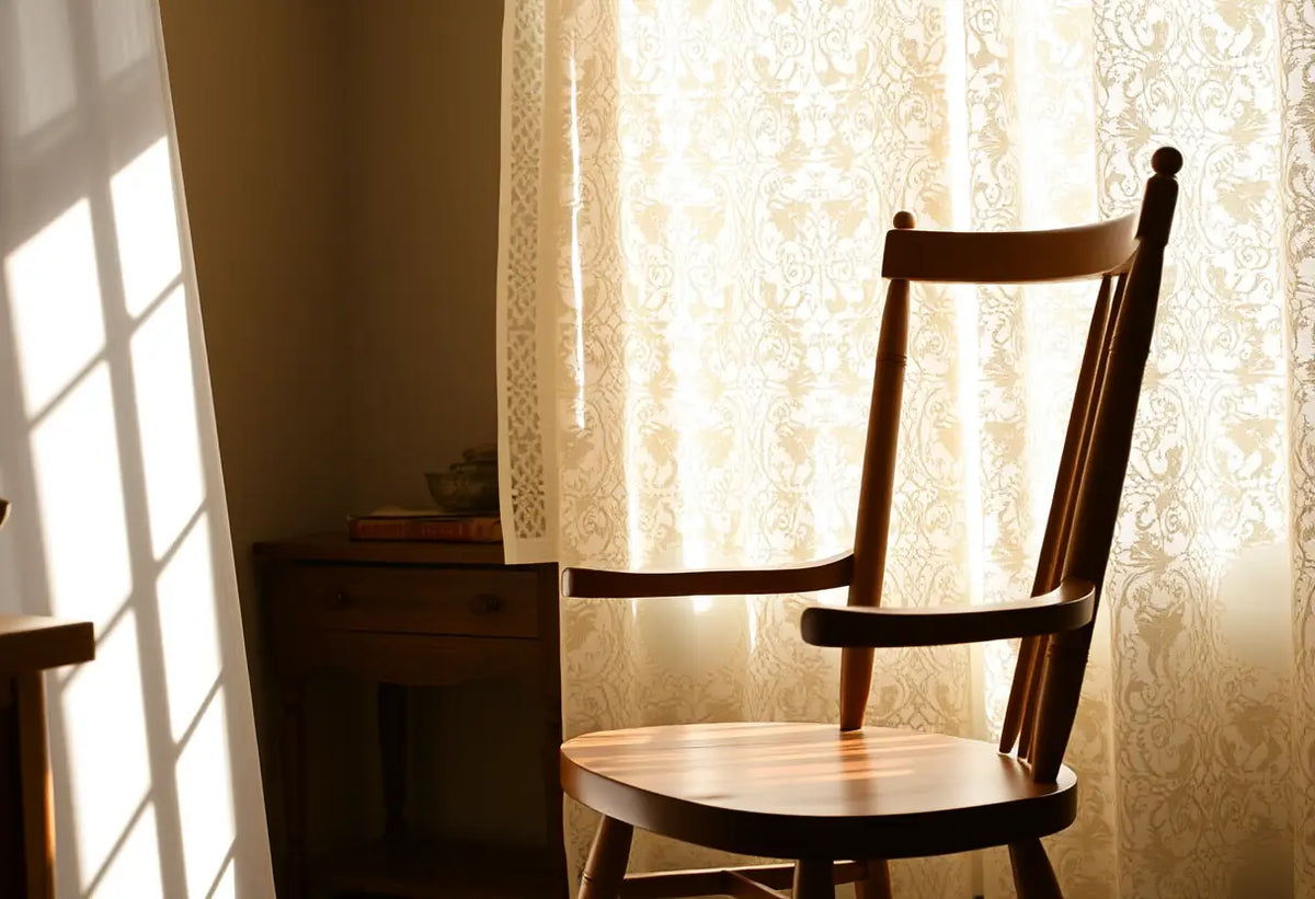 Fauteuil en bois dans un salon douillet, lumière naturelle
