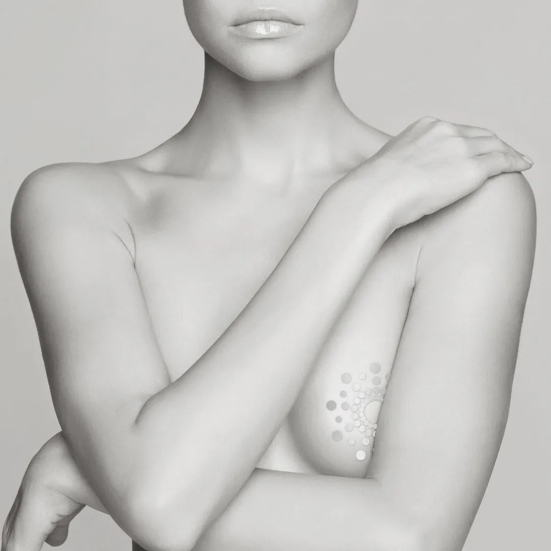Cache-tétons métallisé élégant, motifs variés, sur peau nue, style glamour et sophistiqué, adhésif réutilisable.