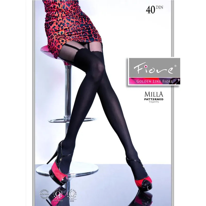 Collants noirs 40DEN motif bas autofixant, élégants et résistants, portés avec jupe rouge et talons hauts.