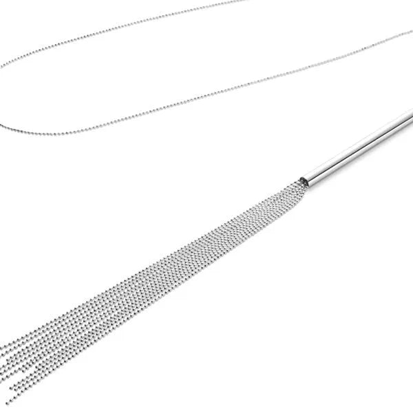 Collier argenté avec pendentif fouet métallique élégant, design moderne et captivant, idéal pour soirées sophistiquées.