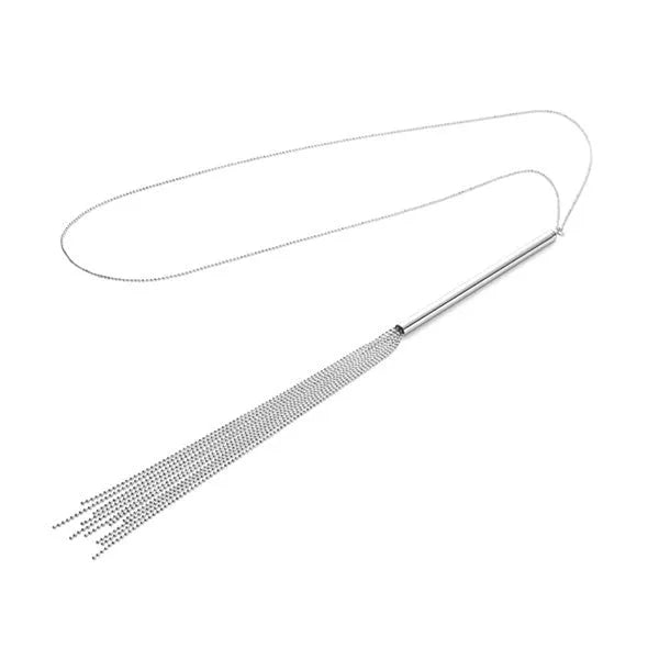 Collier argenté avec pendentif fouet métallique élégant, design moderne et sophistiqué, idéal pour soirées glamour.