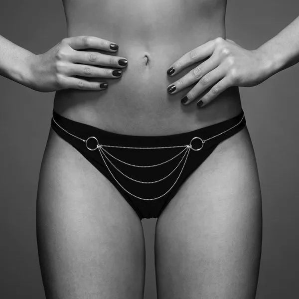 Chaîne bikini dorée élégante sur fond noir, accessoire mode estival chic et tendance, idéale pour la plage.