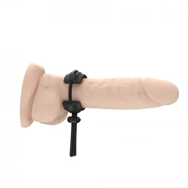 Anneau pénien ajustable noir en silicone sur modèle, ergonomique, fermeture coulissante, hypoallergénique, étanche.