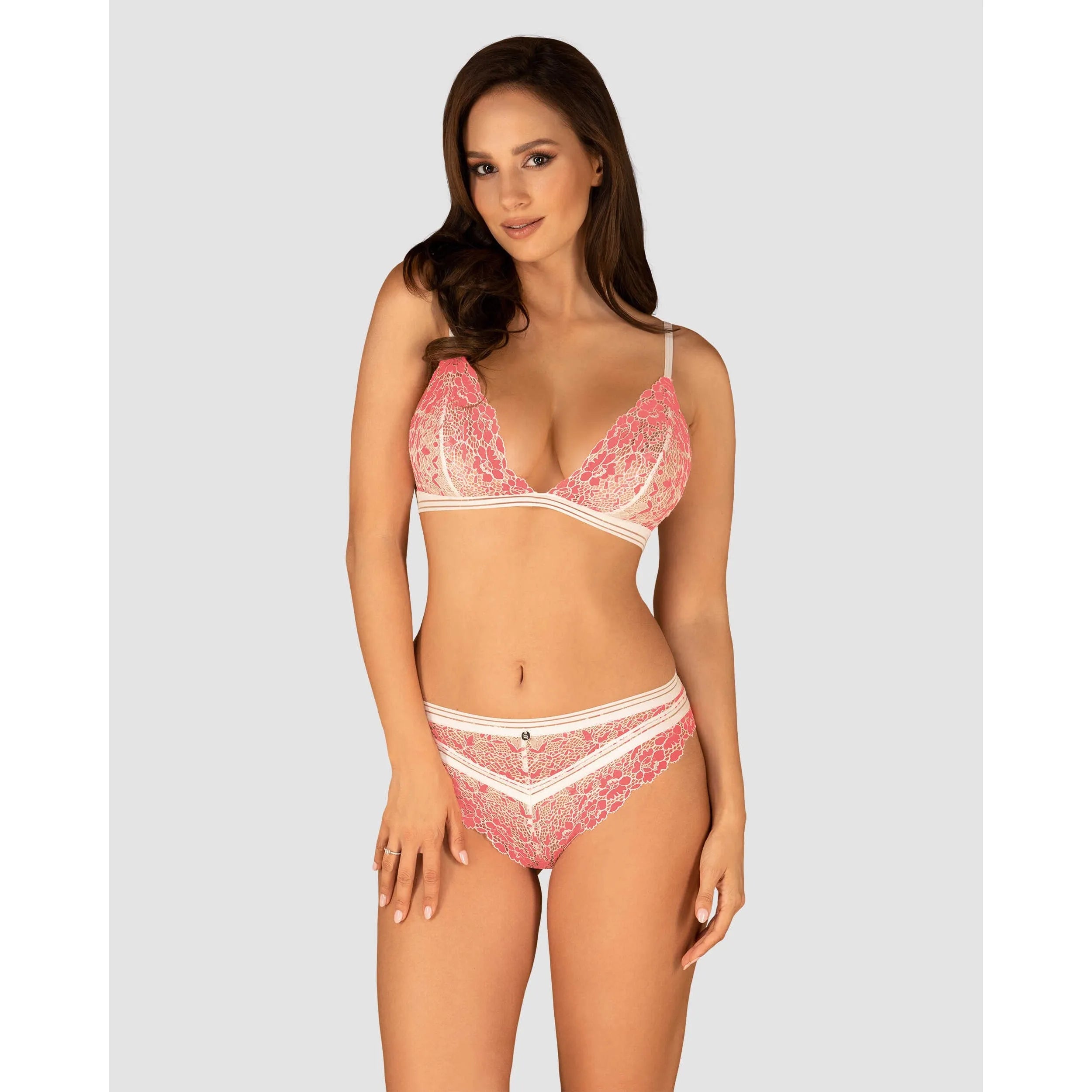 Ensemble lingerie dentelle rose à motif fleuri, soutien-gorge triangulaire, culotte assortie, bretelles réglables.