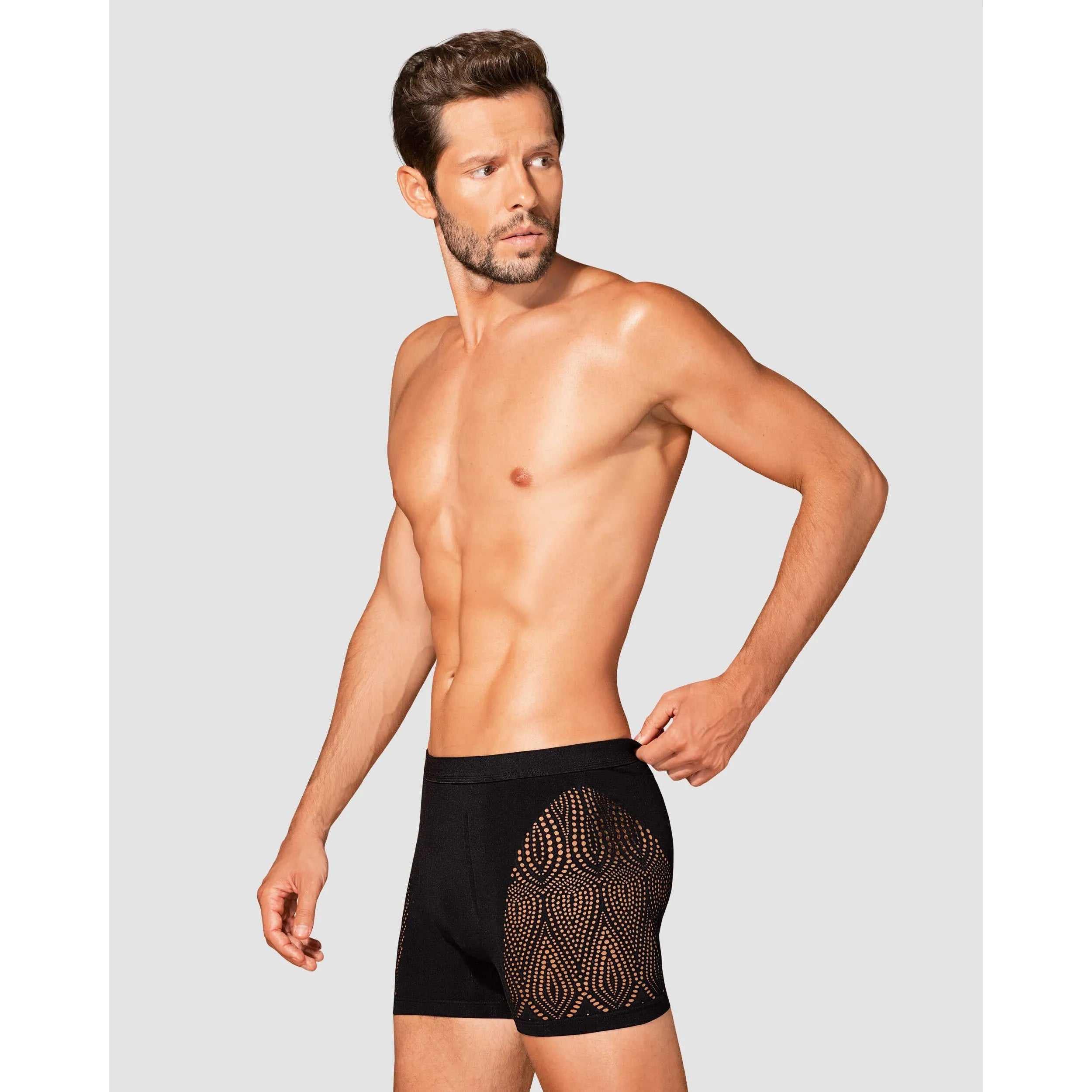 Boxer homme noir M103 avec découpes hanches, nylon élasthanne, toucher doux, élégant et sensuel, modèle porté.