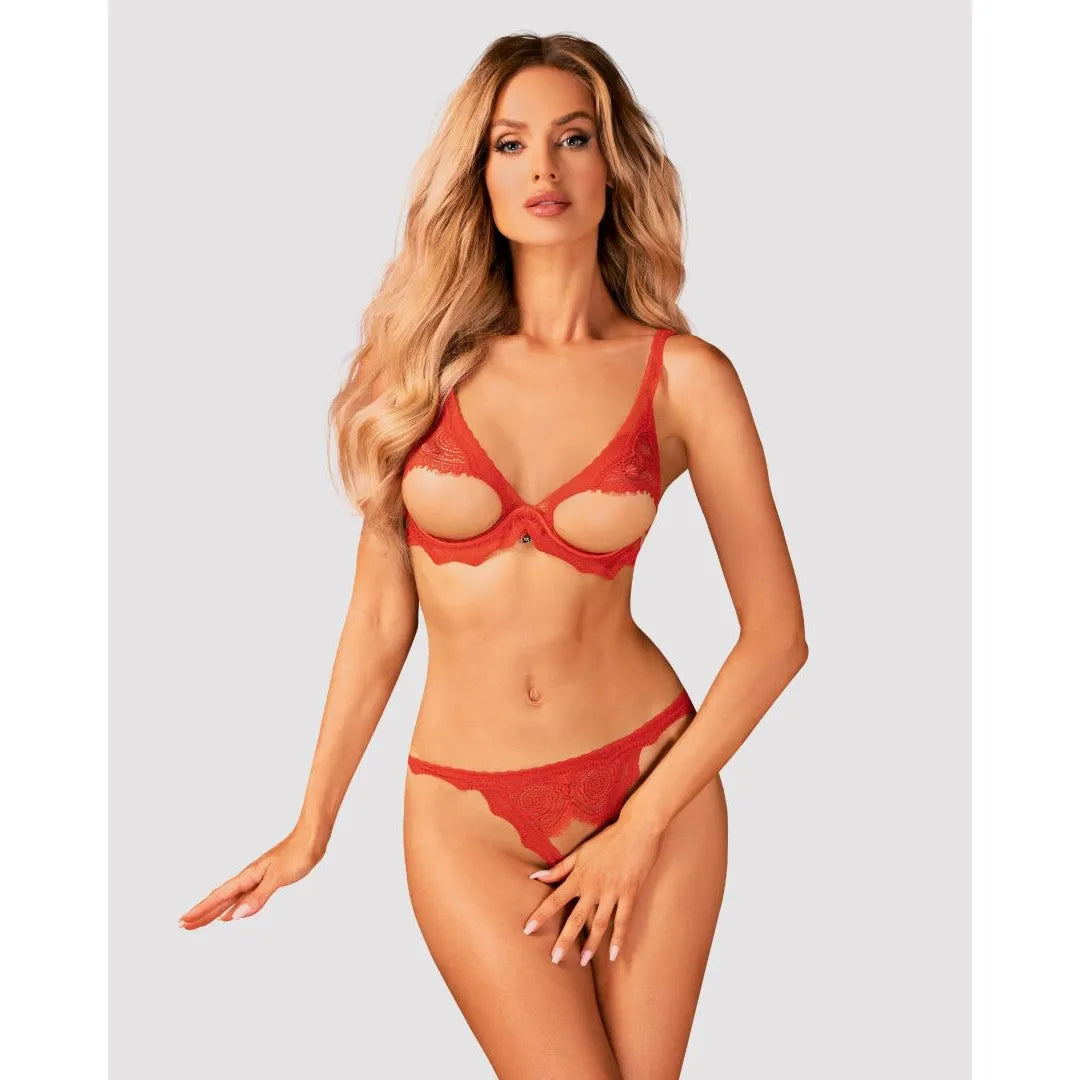 Ensemble lingerie dentelle rouge intense, soutien-gorge à armatures et string, bretelles réglables, style sensuel et glamour.