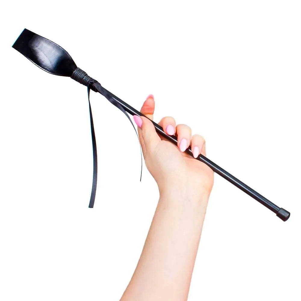 Cravache noire 38cm, tige 8mm, manche ergonomique, design élégant, idéale équitation, fabriquée en Espagne.
