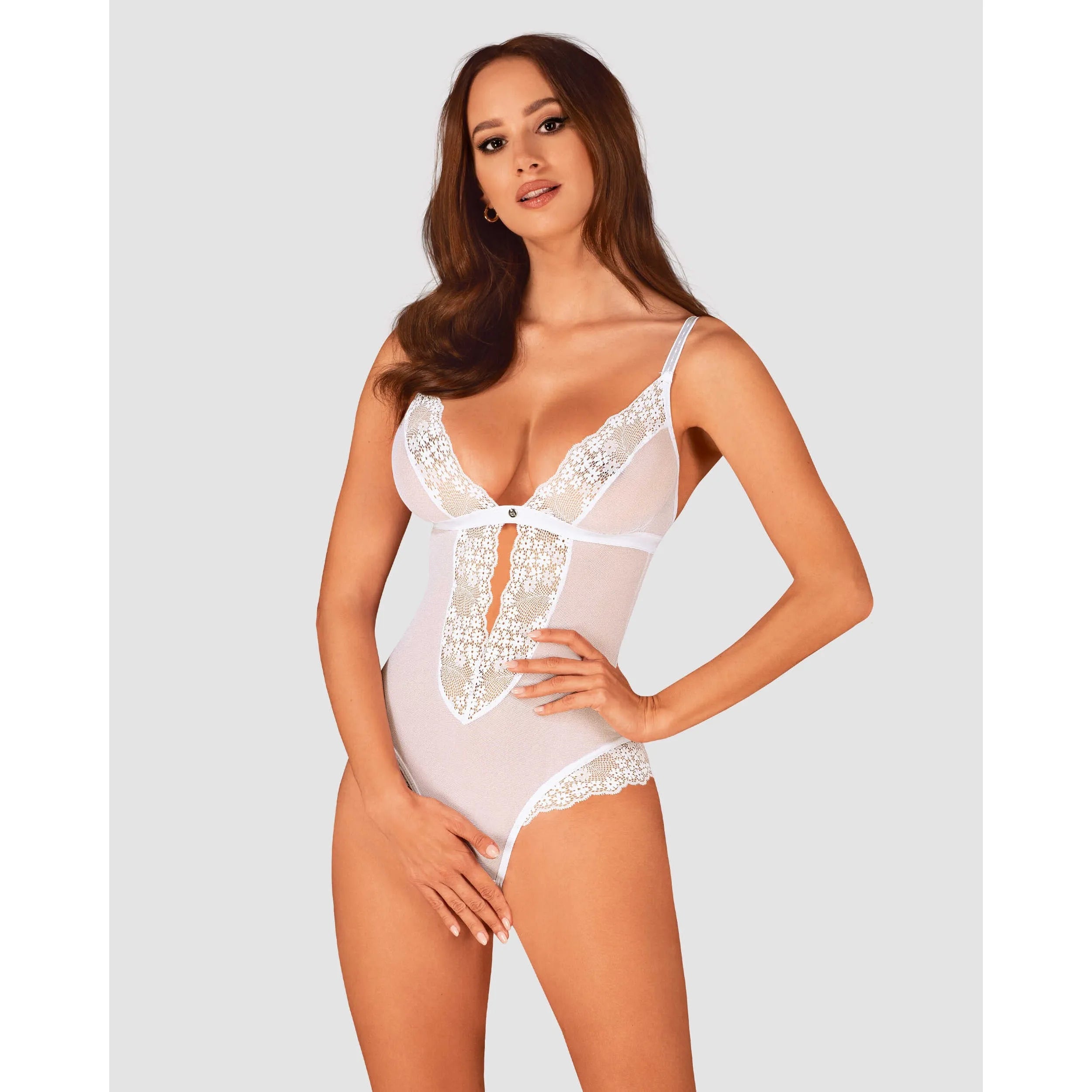 lingerie sexy blanc ouvert entrejambe bretelles réglables luxe pendentif bijou tissu extensible doux élégant raffiné sensuel audacieux confortable