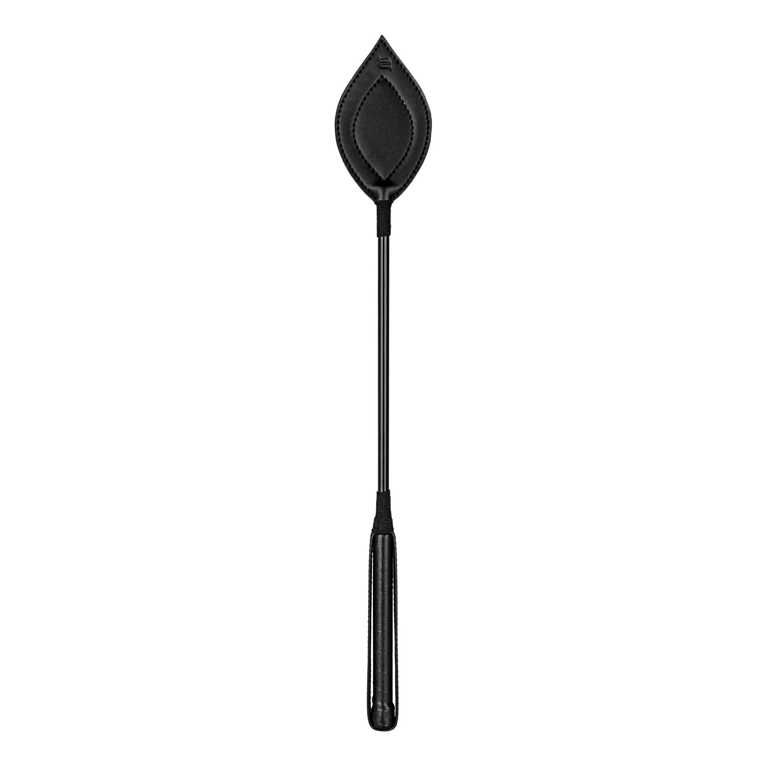 Cravache chic noire Cordellis en cuir écologique, élégante et sophistiquée, idéale pour moments intimes raffinés.