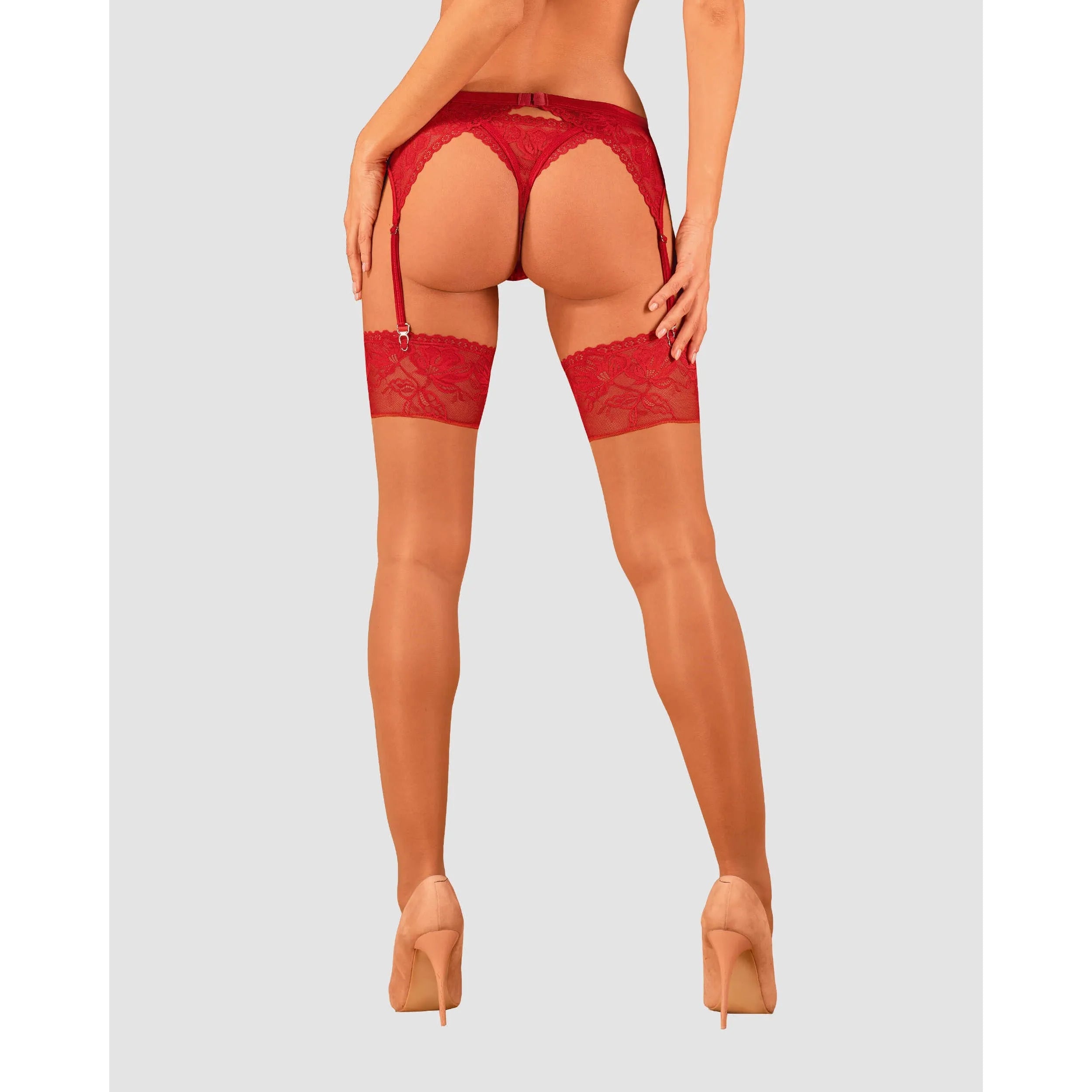 Bas jarretelles en dentelle rouge sensuelle, ajustables et confortables, évoquant élégance et féminité raffinée.