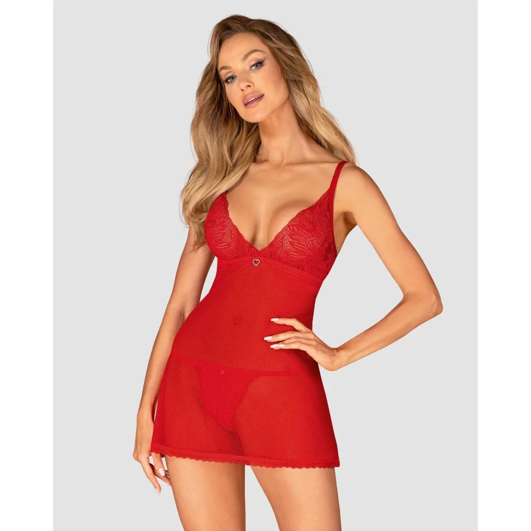 Nuisette rouge en dentelle délicate avec pendentif cœur, bretelles réglables, string assorti, allure séduisante et élégante.