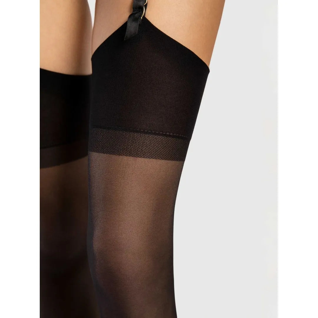 Bas noirs opaques 15 deniers avec bande élastique épaisse, porte-jarretelles, texture lisse, élégant et sensuel.