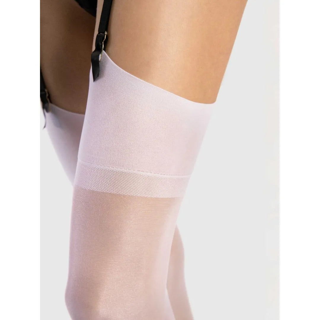 Bas jarretelles blancs semi-transparents, attaches noires, matière douce et extensible, élégance discrète et confortable.