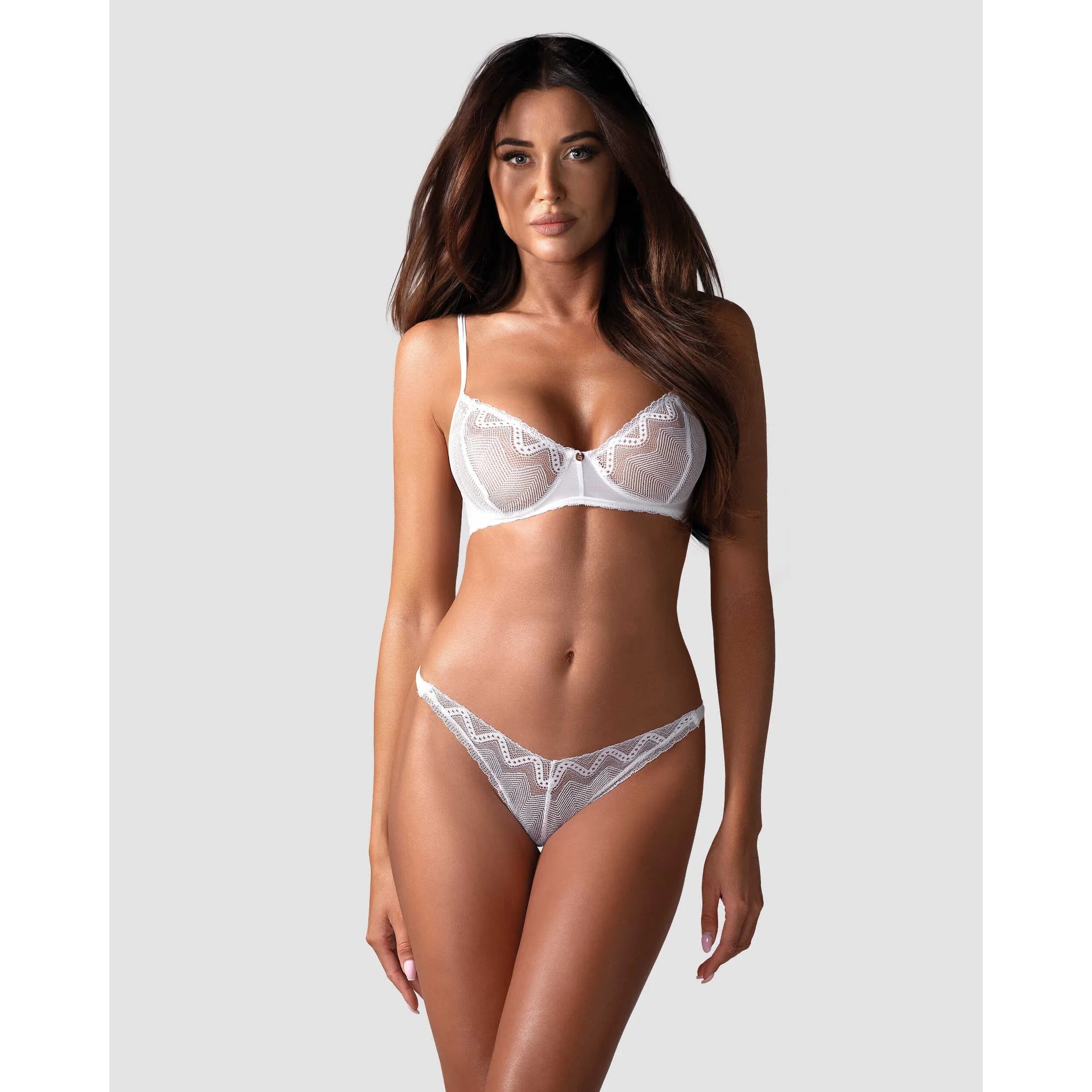 Ensemble lingerie blanche dentelle géométrique, soutien-gorge armature, string, bretelles réglables, pendentif or rose.