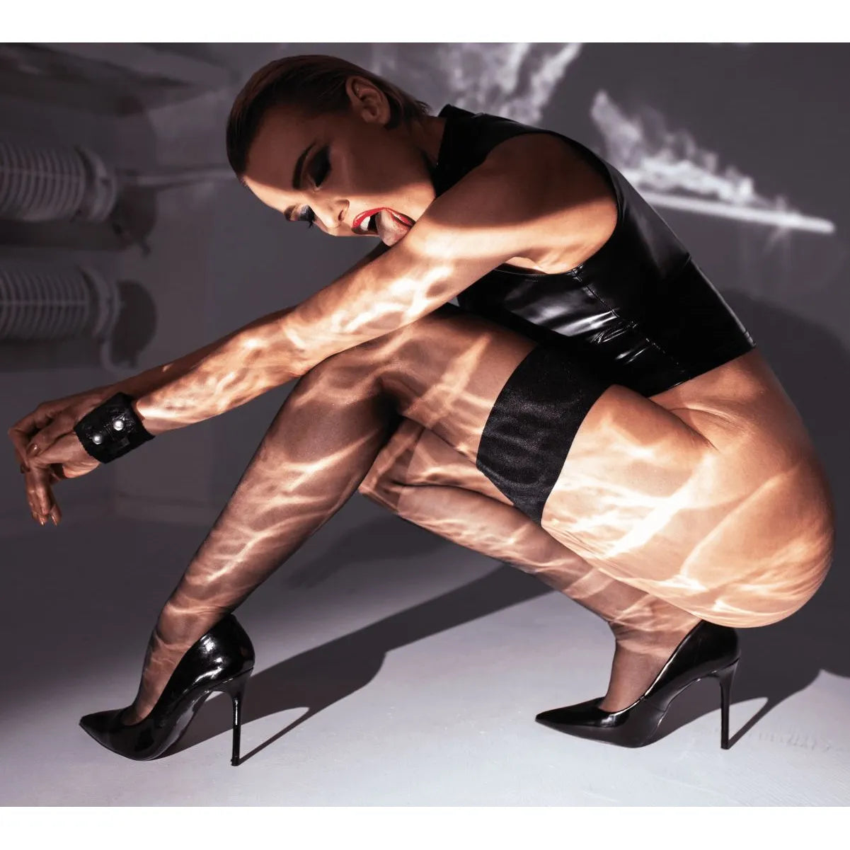 haut sans manches noir PVC extensible brillant fermeture zippée col montant sexy ajusté élastique confortable court soirée glamour