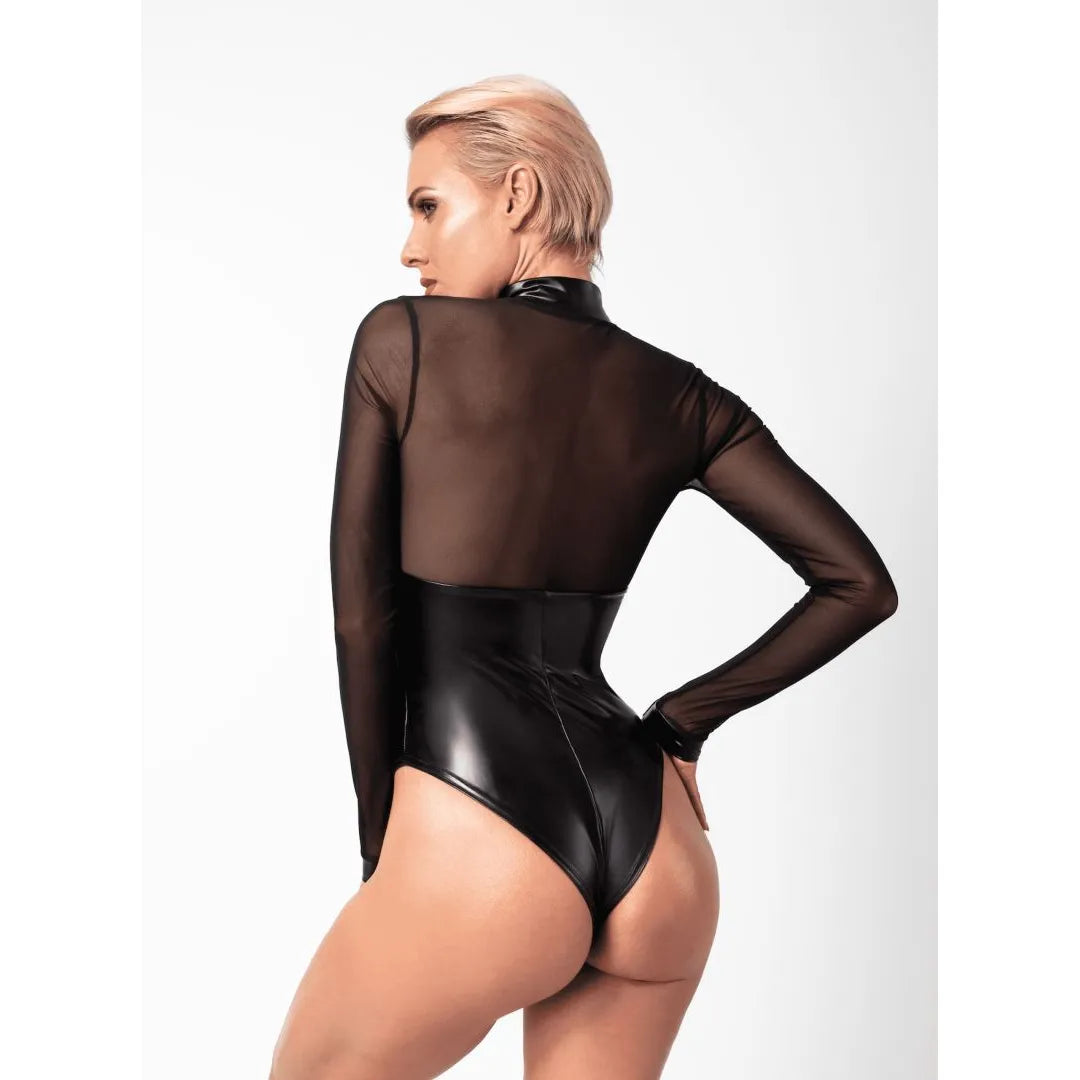 Body noir moulant transparent tulle, anneaux métalliques, manches longues, col montant, silhouette sensuelle.