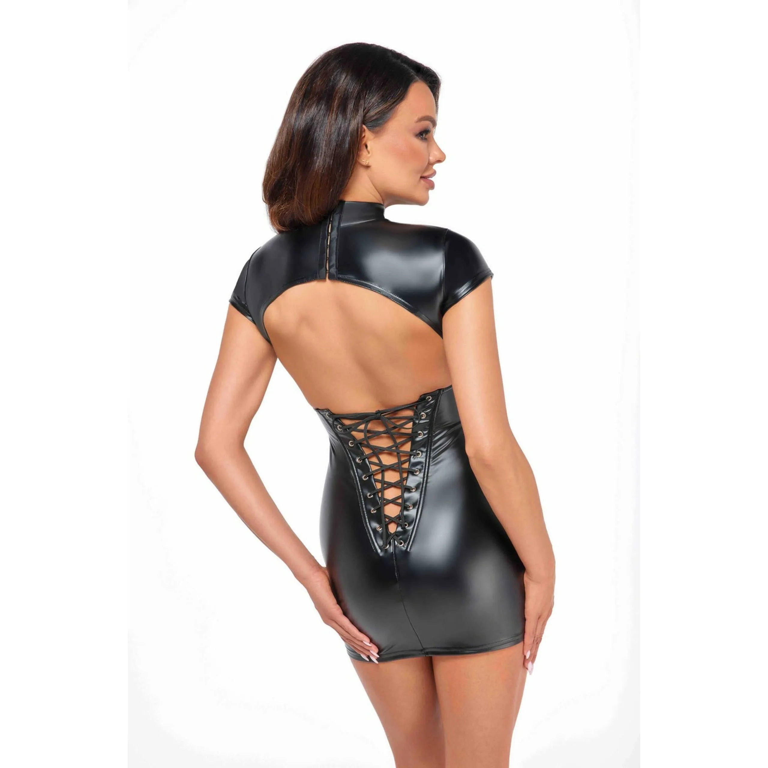 mini robe effet brillant élastique laçage dos ouvert manches capuchon col montant moulante noire séductrice silhouette ajustée soirée