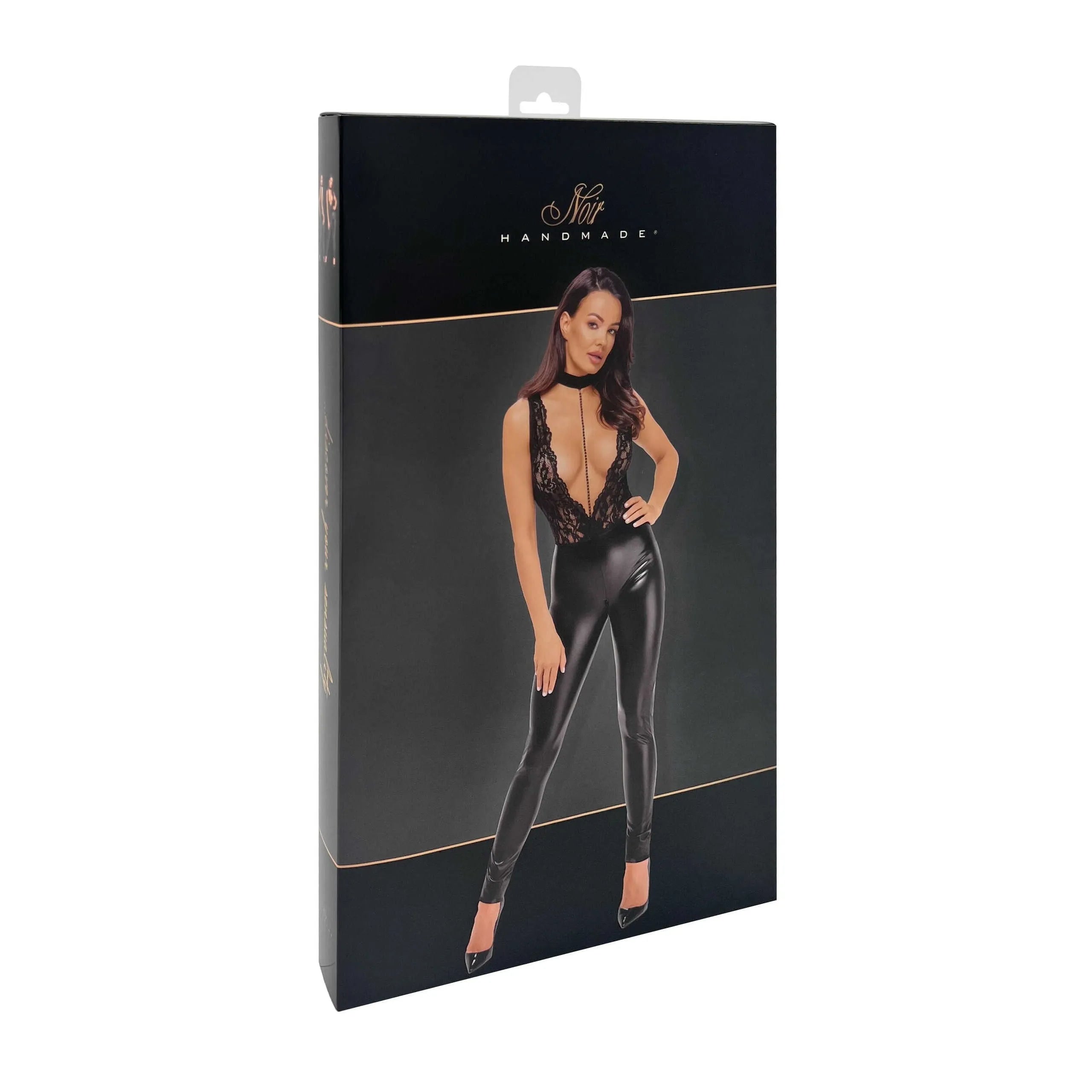 Combinaison noire dentelle vinyle, décolleté V profond, col velours, chaîne perles, moulante, sexy, soirée luxueuse.