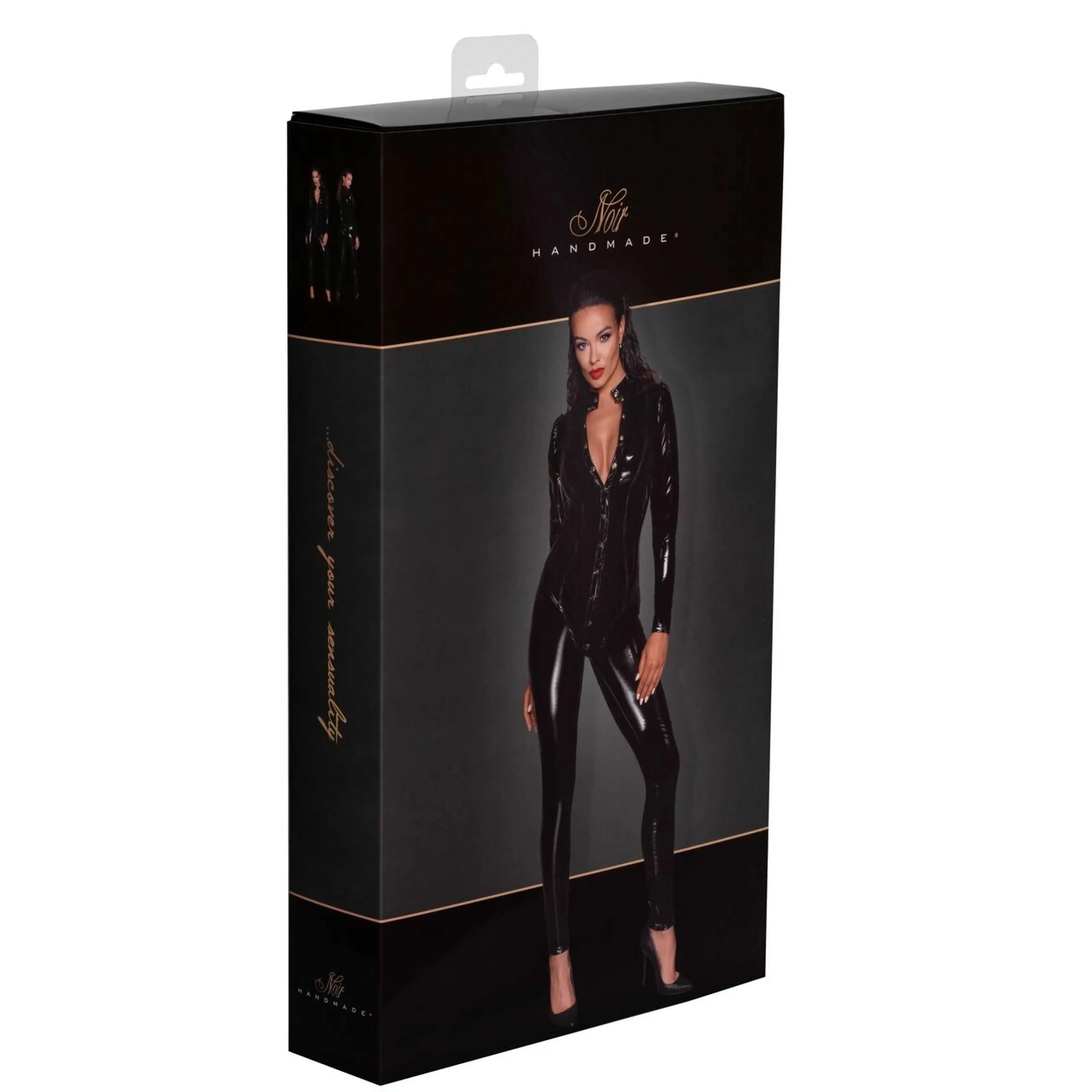 Combinaison longue noire en PVC, col montant, boutonnage intégral, coutures ajustées, style glamour et provocant.