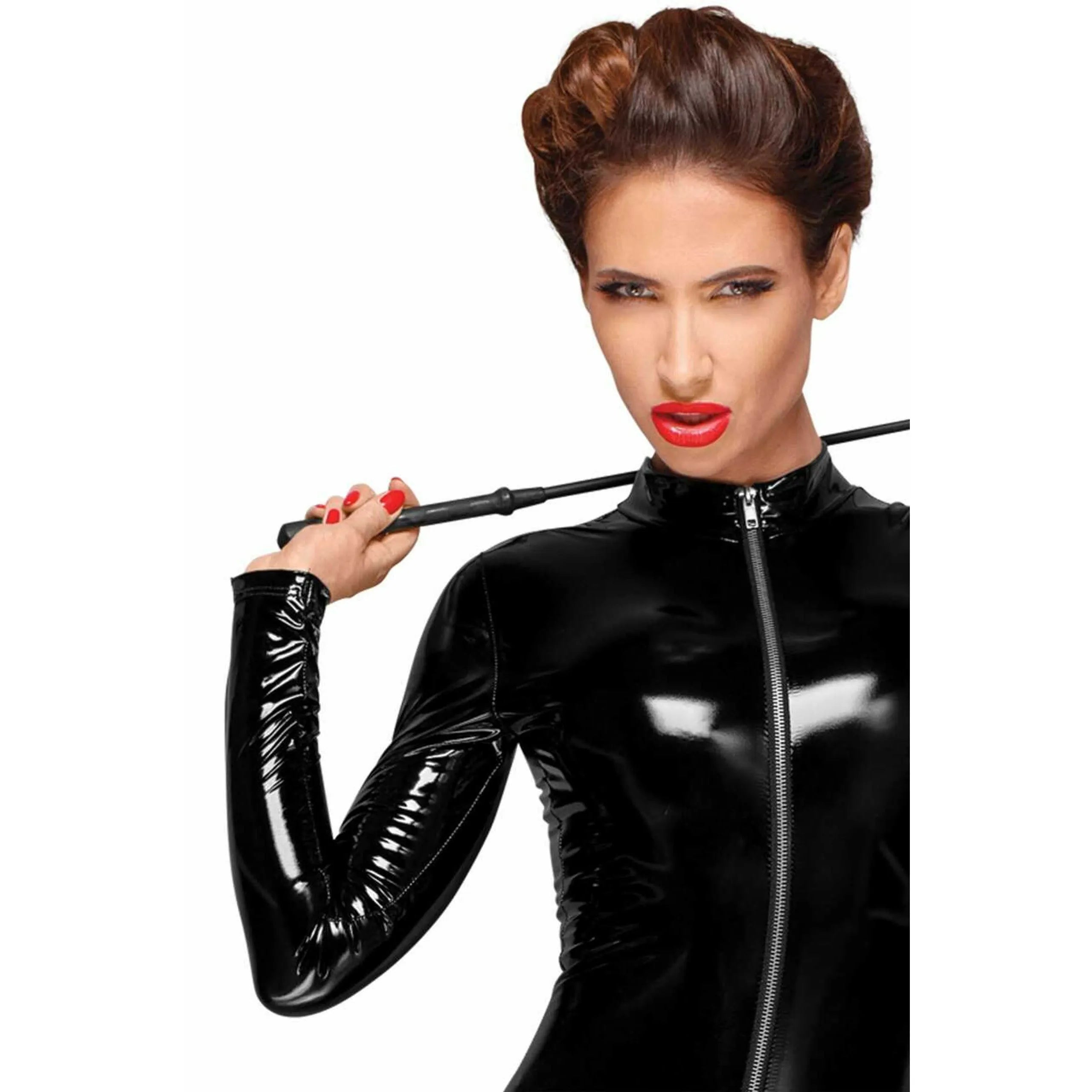 Combinaison PVC noire moulante avec fermeture éclair, manches longues, style fétichiste audacieux et séducteur.
