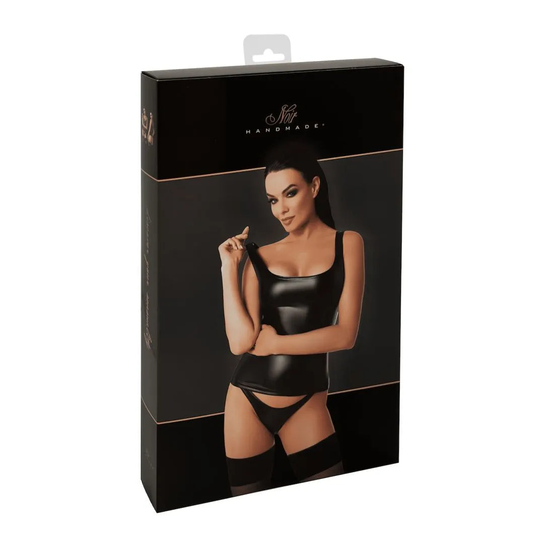 Débardeur noir effet mouillé, silhouette ajustée, bretelles larges, décolleté classique, tissu extensible sculptant.