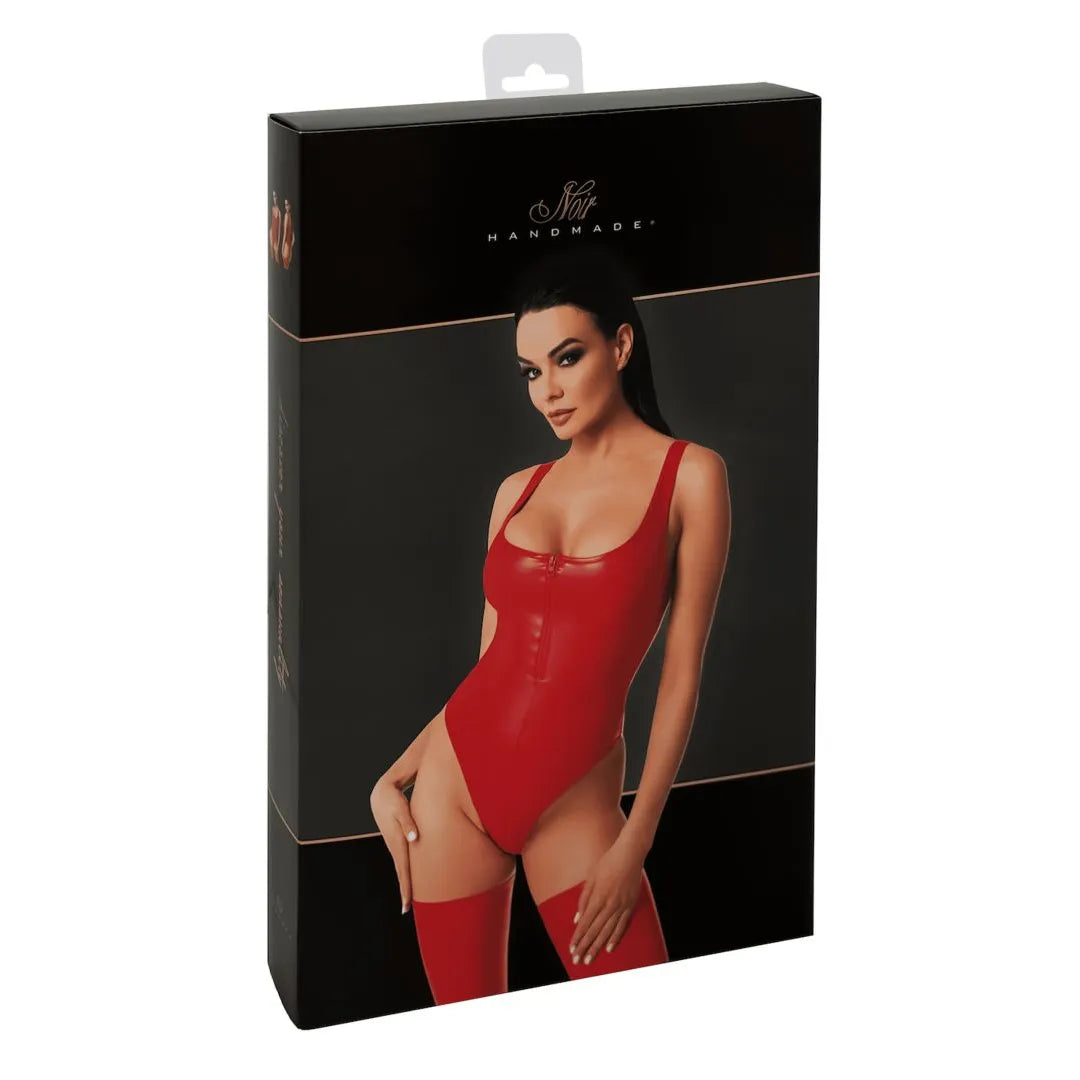 Body rouge moulant effet mouillé, fermeture éclair avant, design sexy et audacieux pour soirées élégantes et séduisantes.