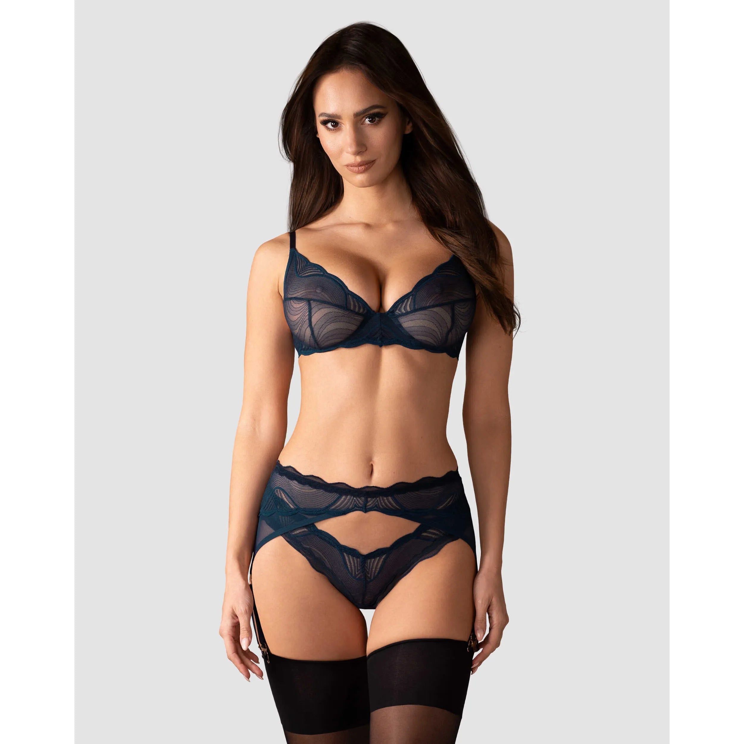 Ensemble lingerie trois pièces dentelle bleu marine, bretelles ajustables, fermeture crochets, élégant et confortable.