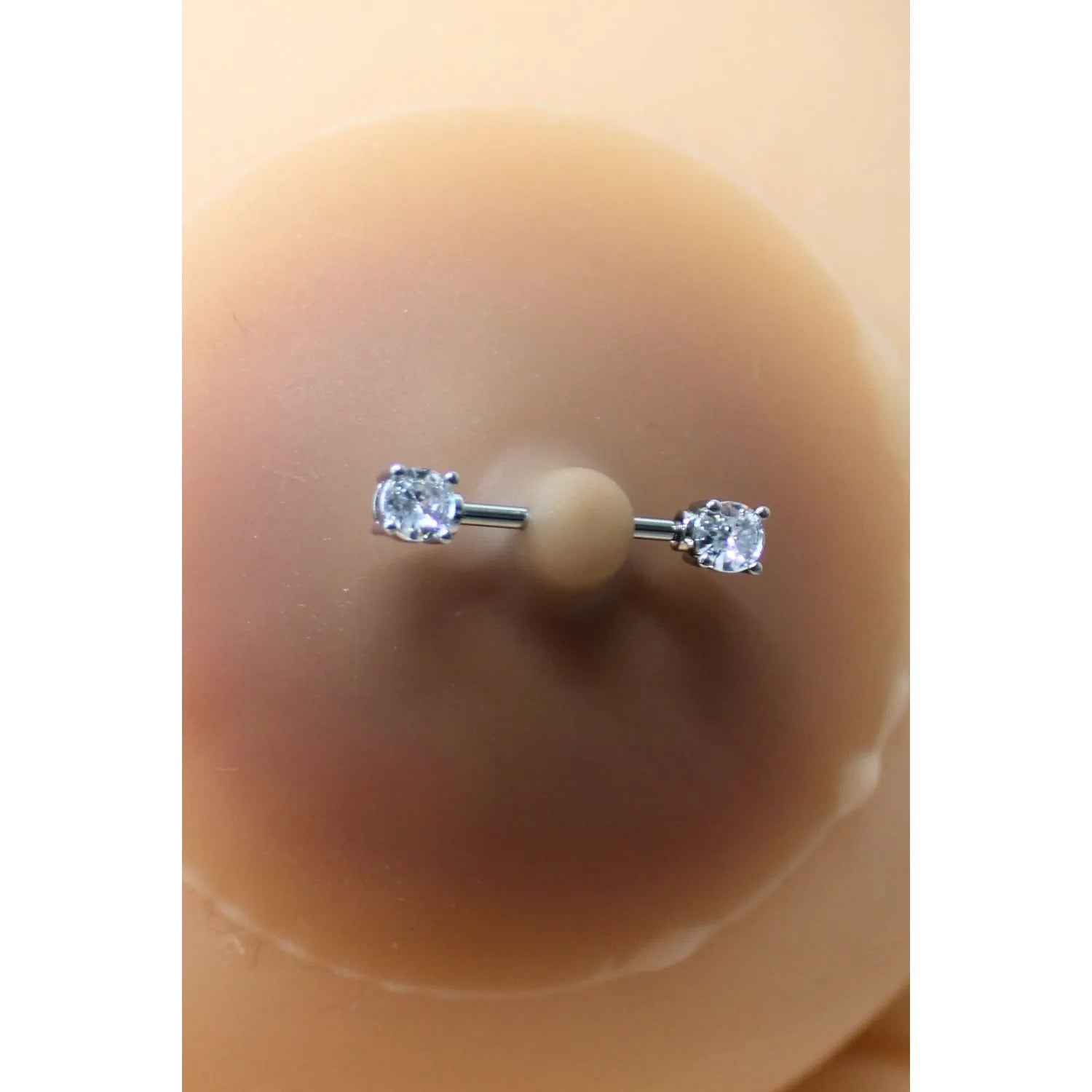 Cache-tétons silicone métissé avec faux diamant, adhésif réutilisable, élégant et discret pour décolleté transparent.