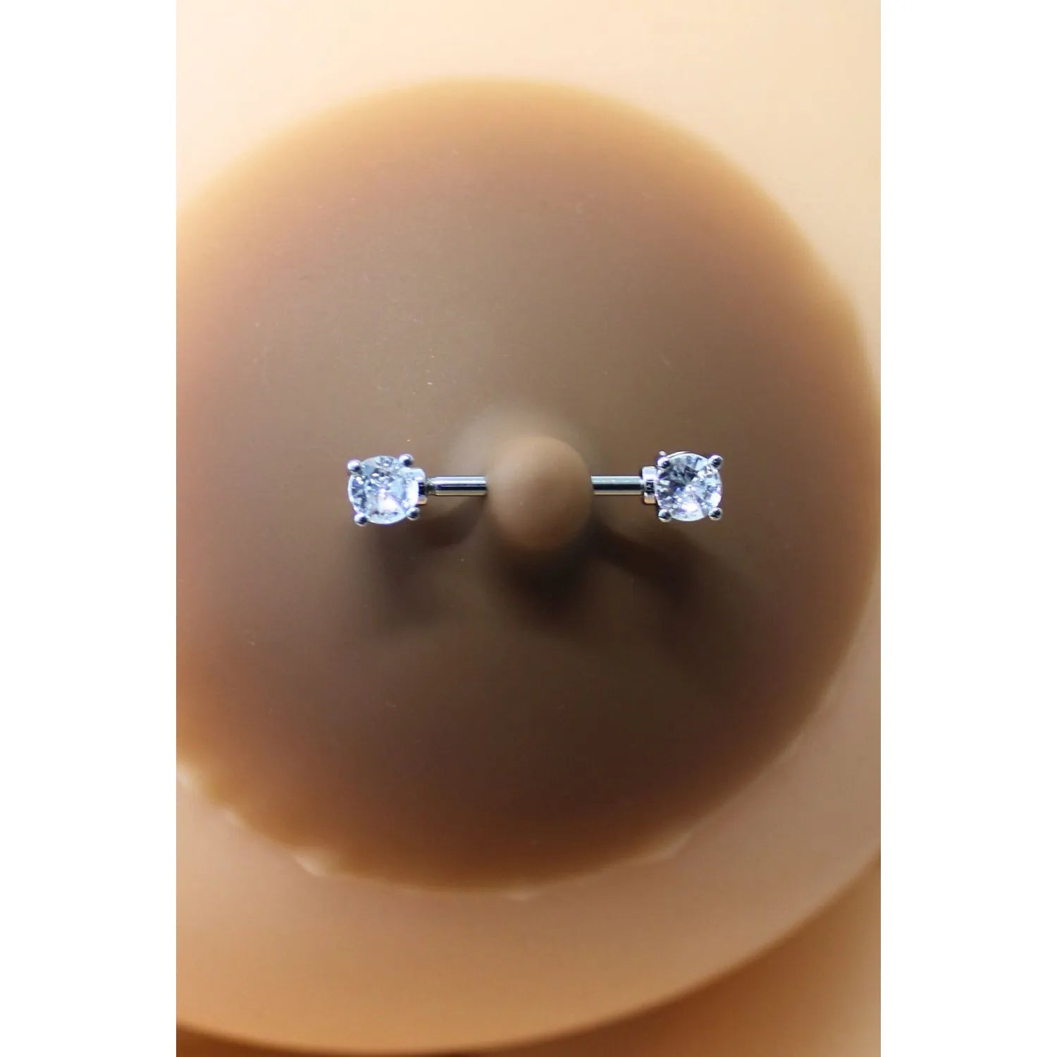Cache-tétons silicone noir, piercing barre faux diamants ronds, élégance discrète pour peaux foncées.