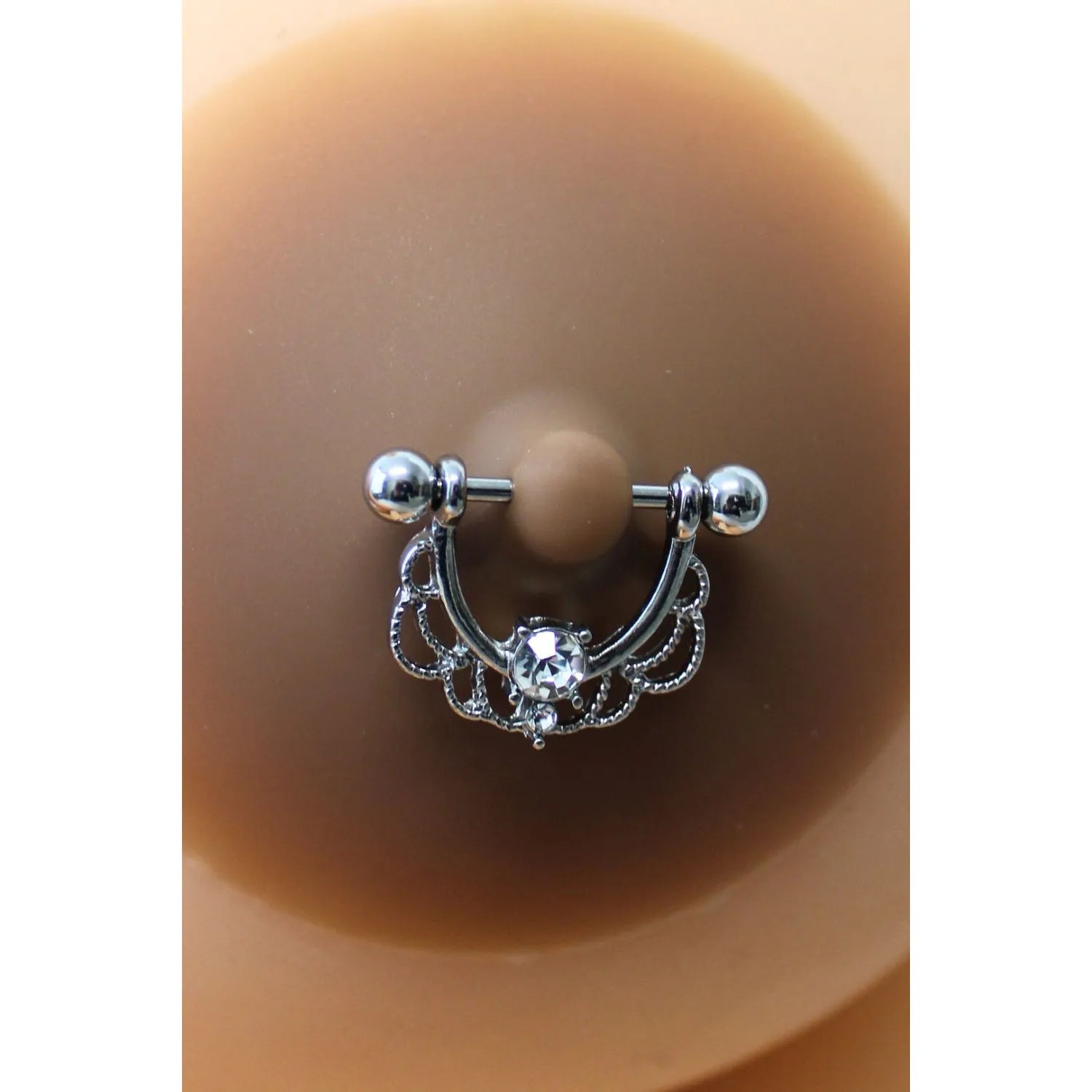 Cache-tétons adhésif réutilisable en silicone noir, piercing barre faux diamant, design discret et glamour pour peaux fonc...