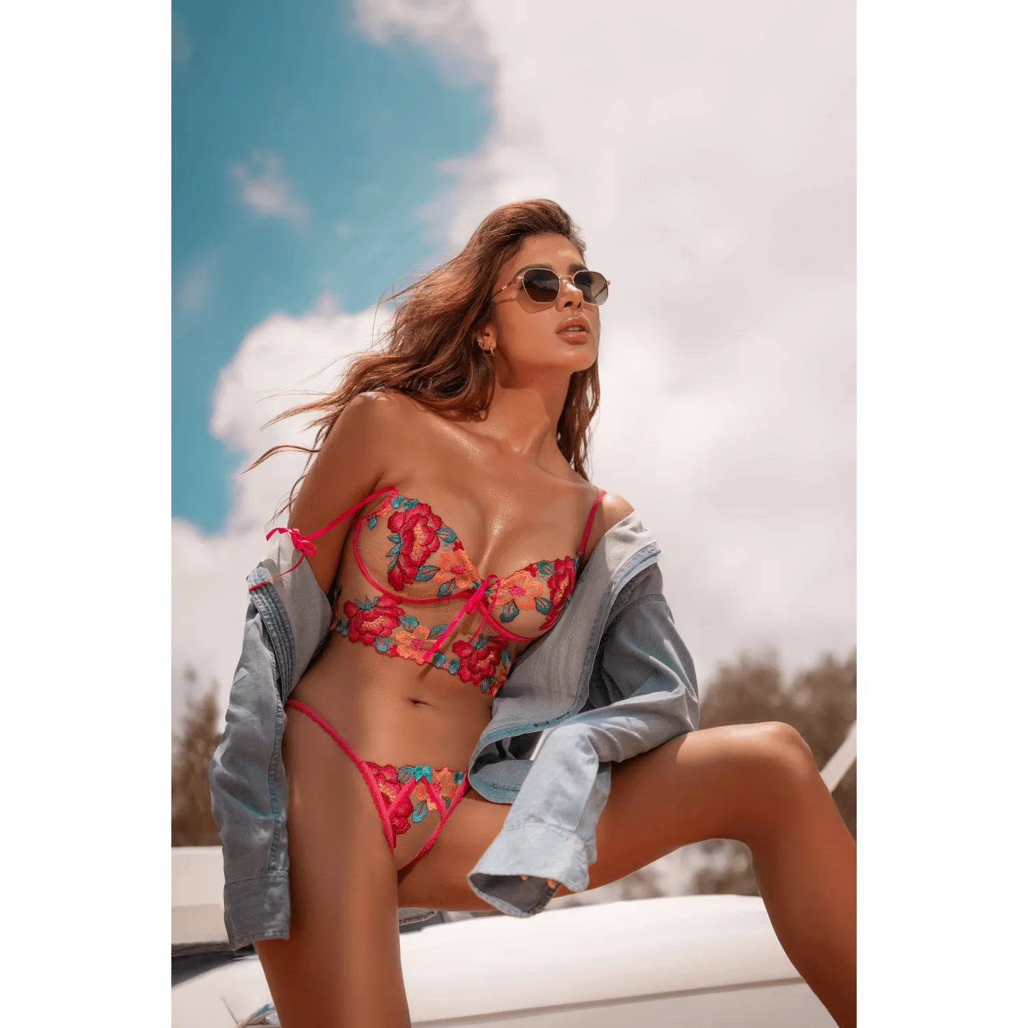 Bustier string broderie florale rouge et rose, transparent, laçage dos, bretelles satin, sur mannequin en extérieur.