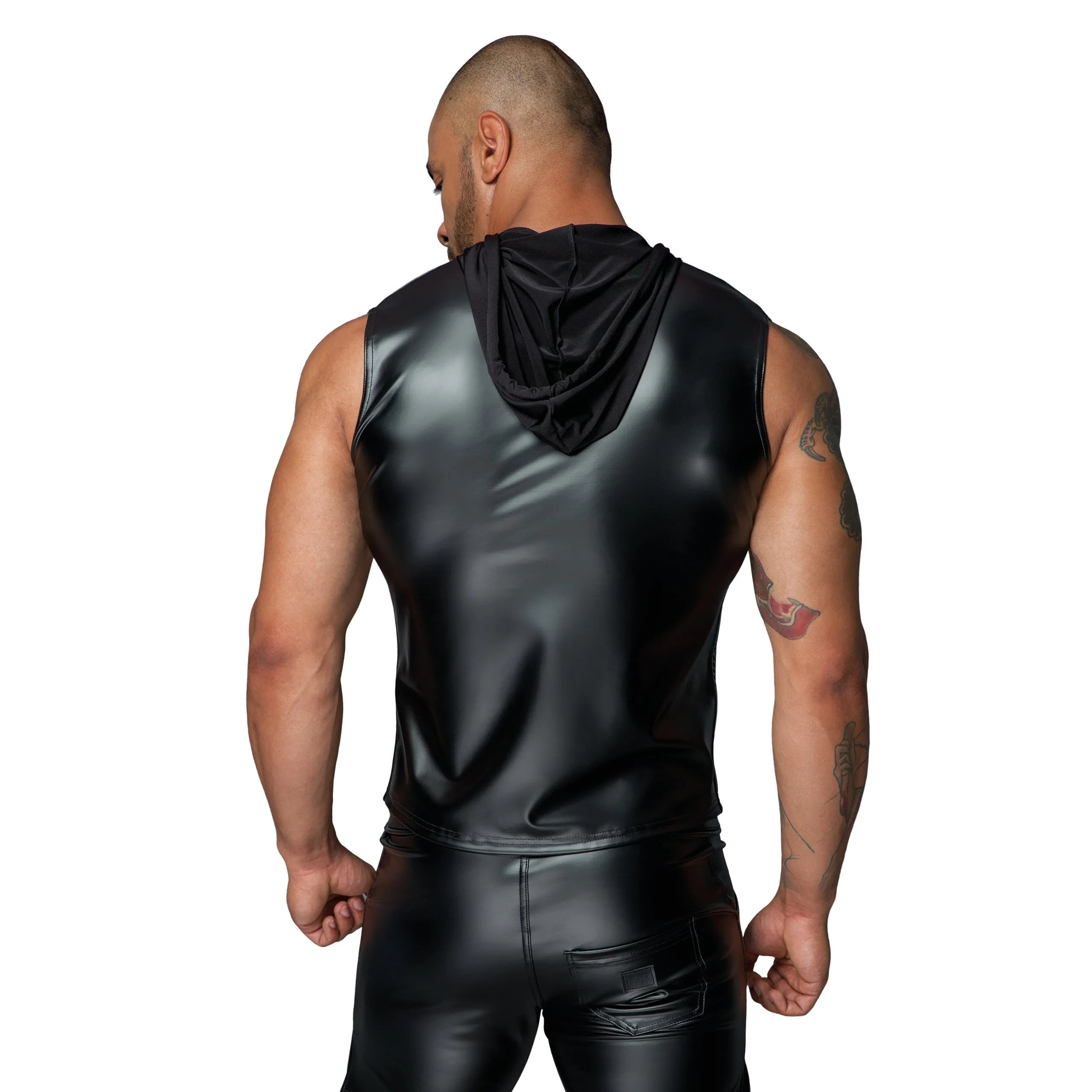 Chemise sans manches noire effet laqué avec capuche, fermeture éclair double sens, design moderne et moulant.
