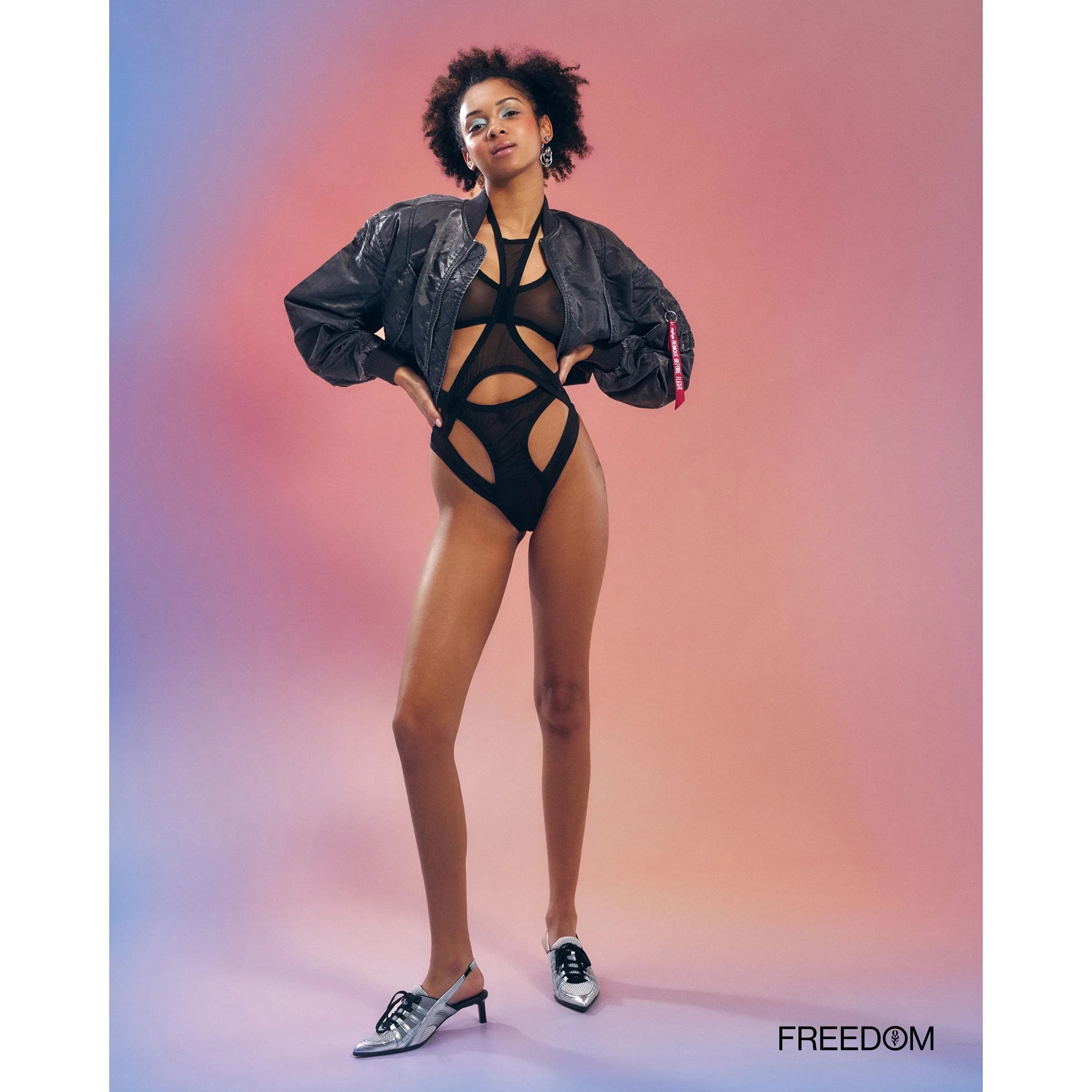 Mercuris body noir maille transparente découpes géométriques ajustable hypoallergénique sans nickel sangles réglables fermeture crochet pendentif ornemental élégant audacieux