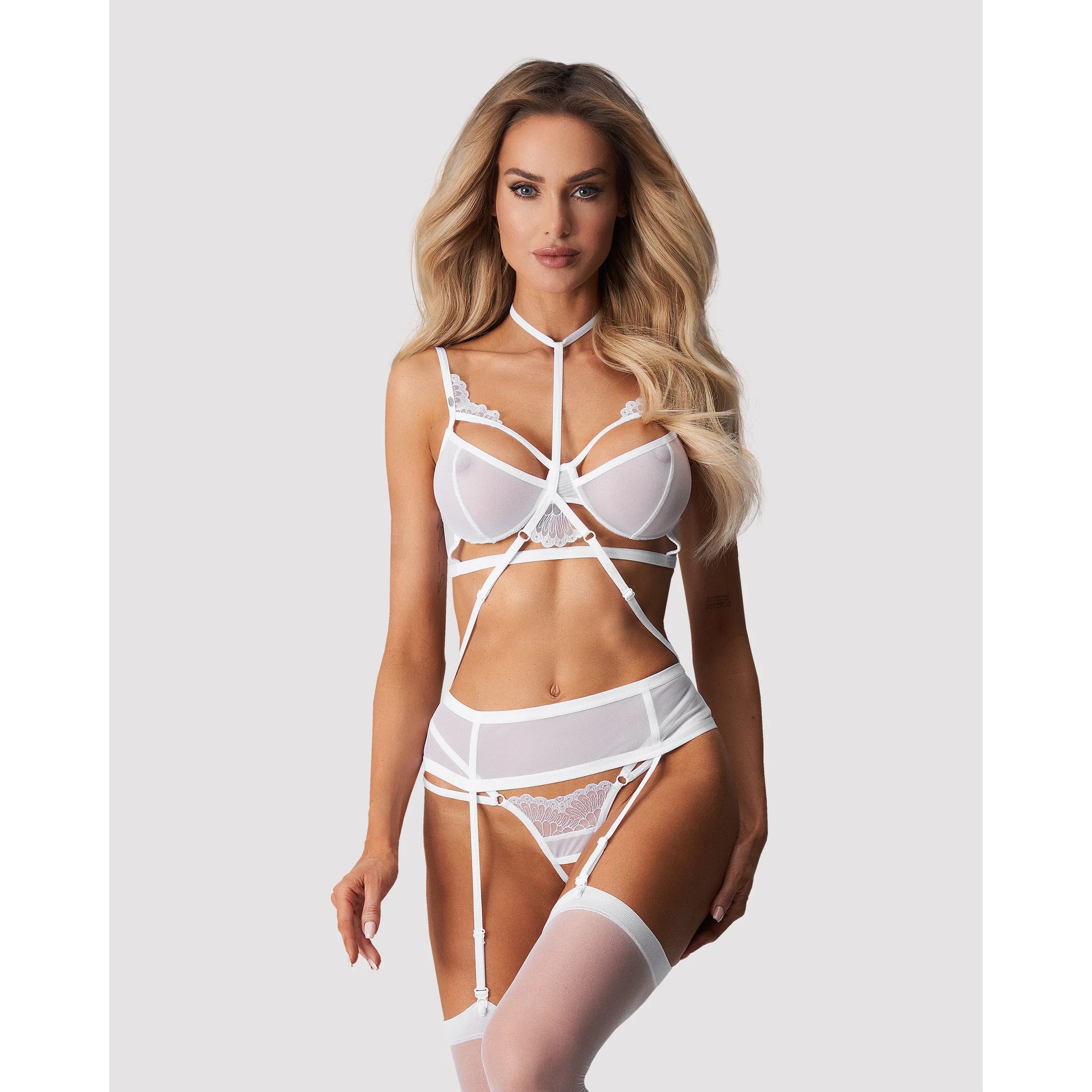 Ensemble lingerie blanche trois pièces avec broderies, baleines réglables, armatures souples, culotte ouverte et doubles b...