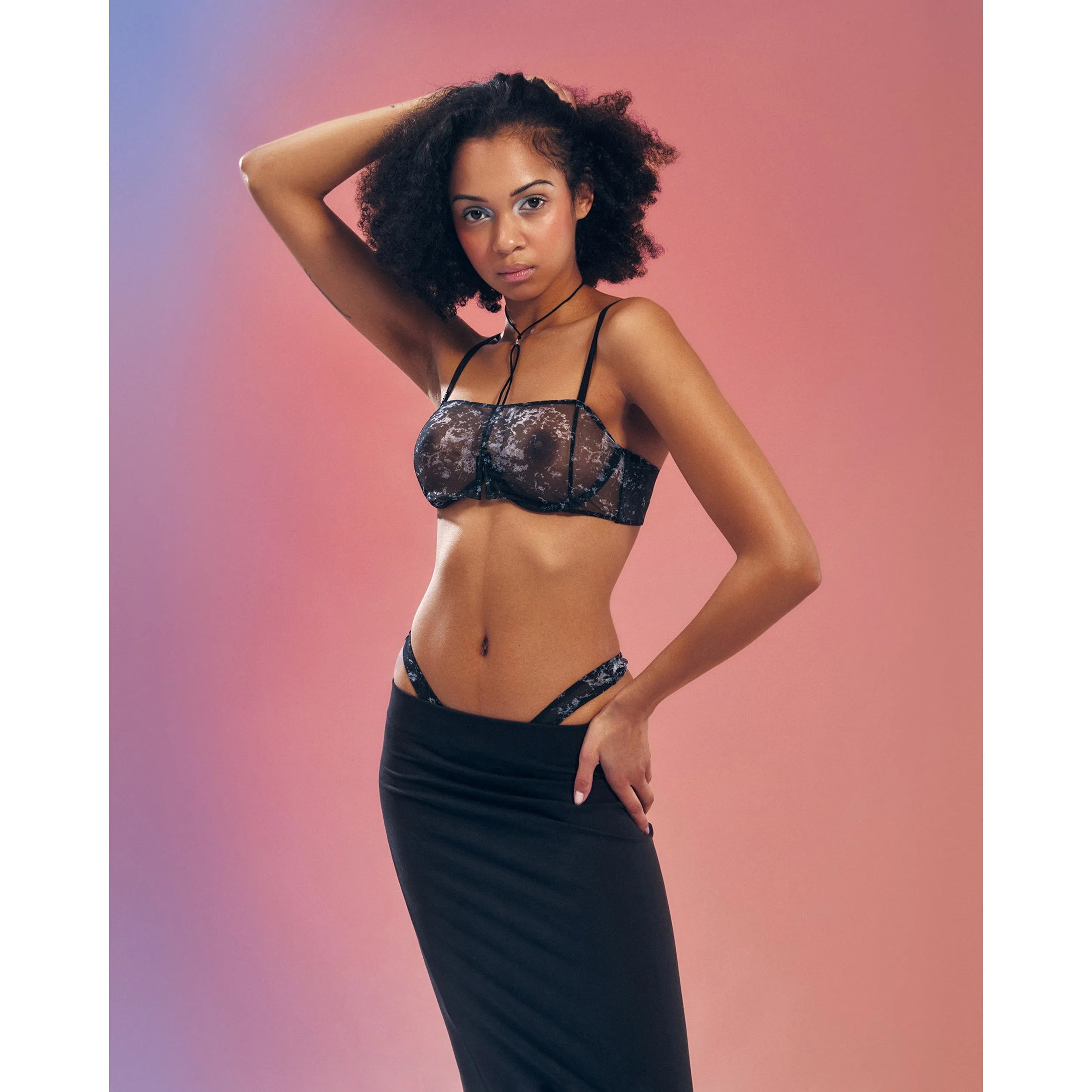 String ouvert en maille transparente argenté avec armatures et motif unique, lingerie glamour et audacieuse.