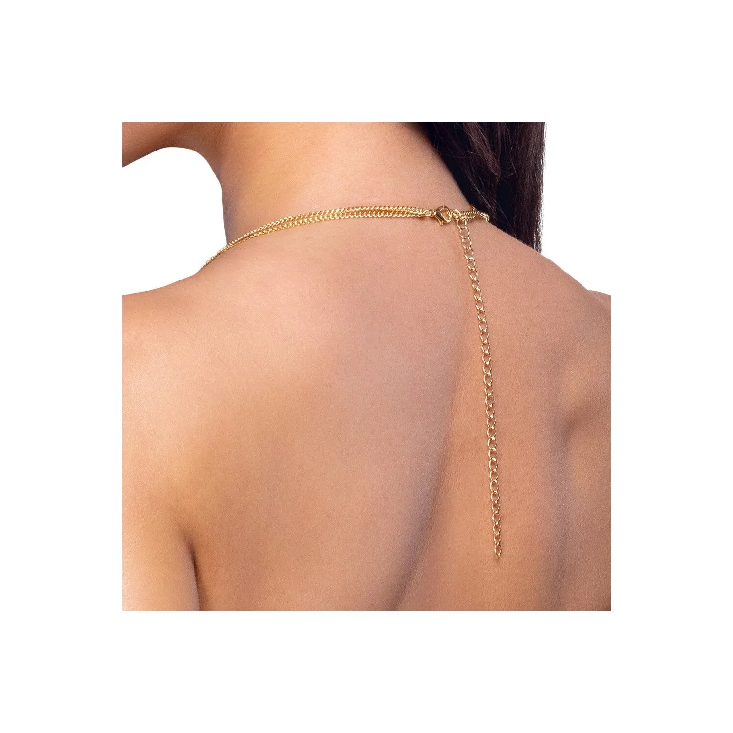 Chaîne de corps dorée avec strass, élégante et ajustable, portée sur peau nue, ajoutant une touche glamour et sensuelle.