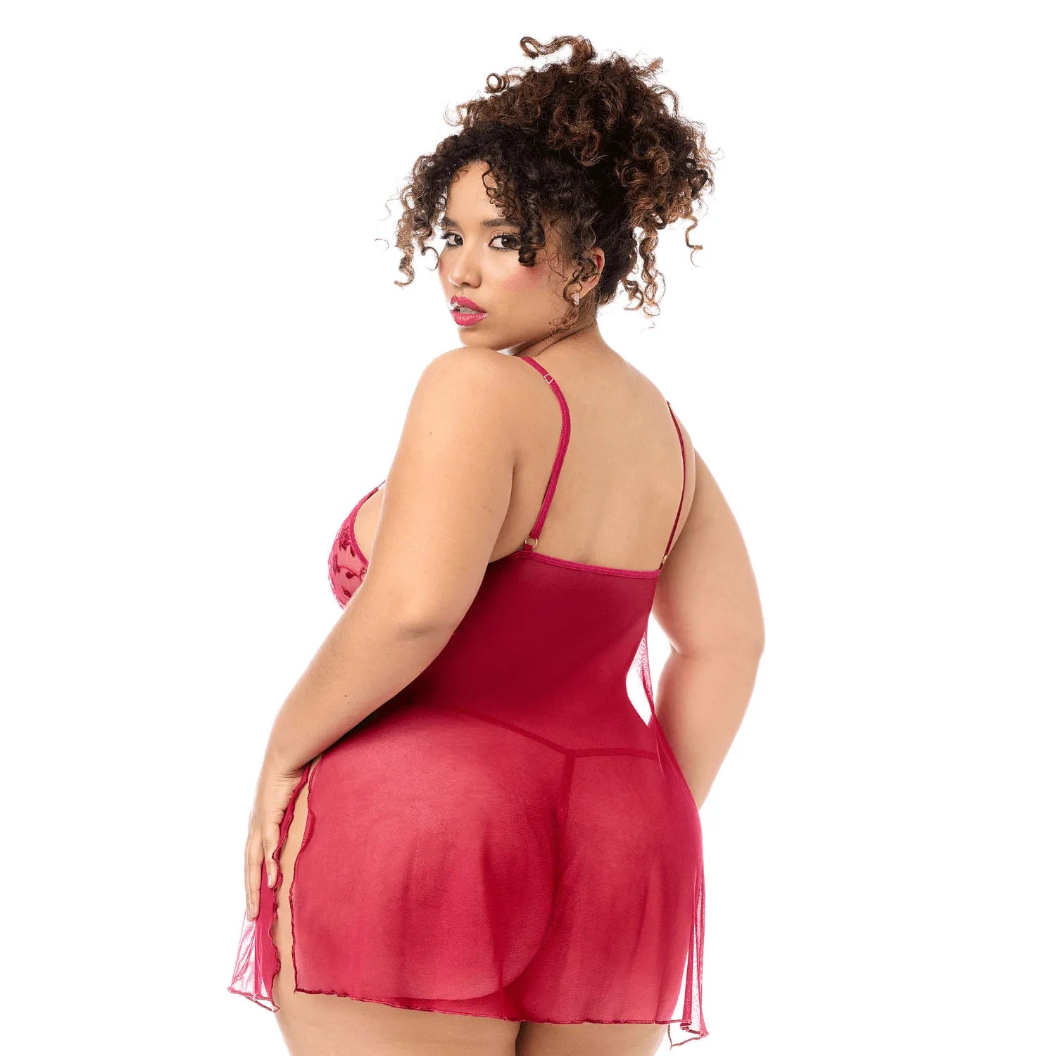 Babydoll grande taille rouge en résille transparente brodée, coupe ajustée, motifs floraux, string assorti.