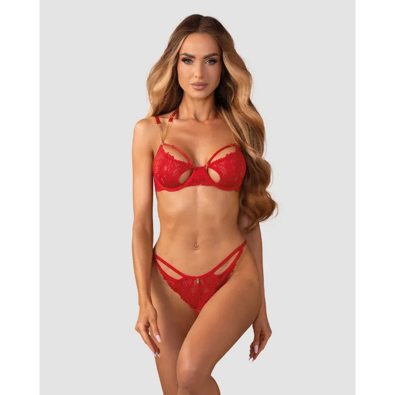 Ensemble lingerie dentelle rouge avec chaßne dorée, soutien-gorge et string ouvert, élégant et sensuel.