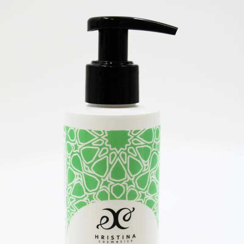 Flacon blanc avec pompe noire, motif vert, après-shampoing hydratant volume cheveux fins aloe vera avocat naturel.