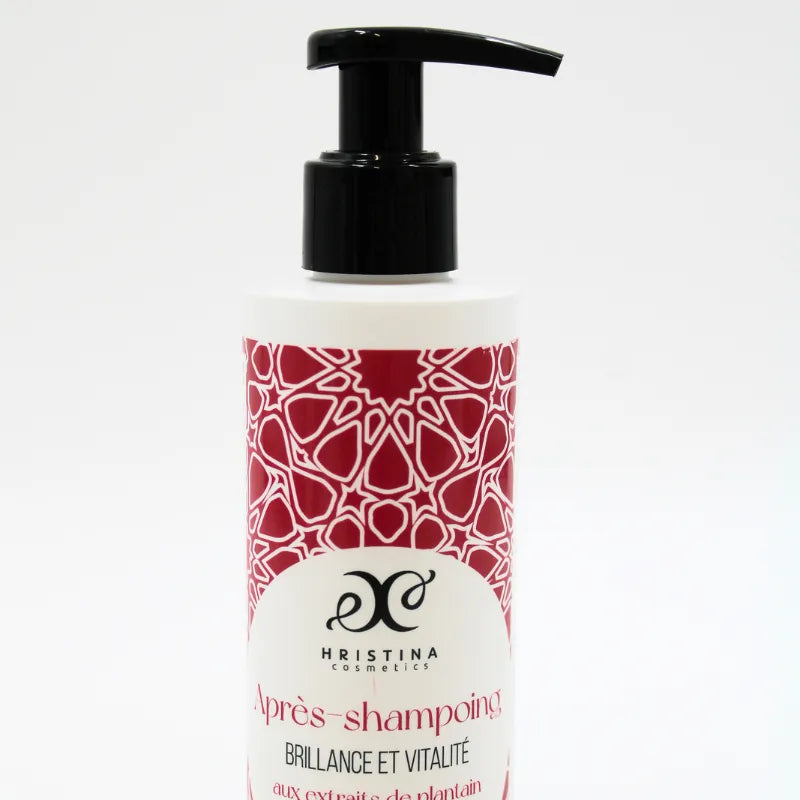 Flacon blanc 250ml avec pompe noire, étiquette rouge motifs floraux, après-shampoing naturel éclat huiles sésame karité.