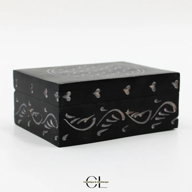 Boîte à bijoux en saponite noire sculptée, motif Fleur de Vie, 10cm, design spirituel et harmonisant.