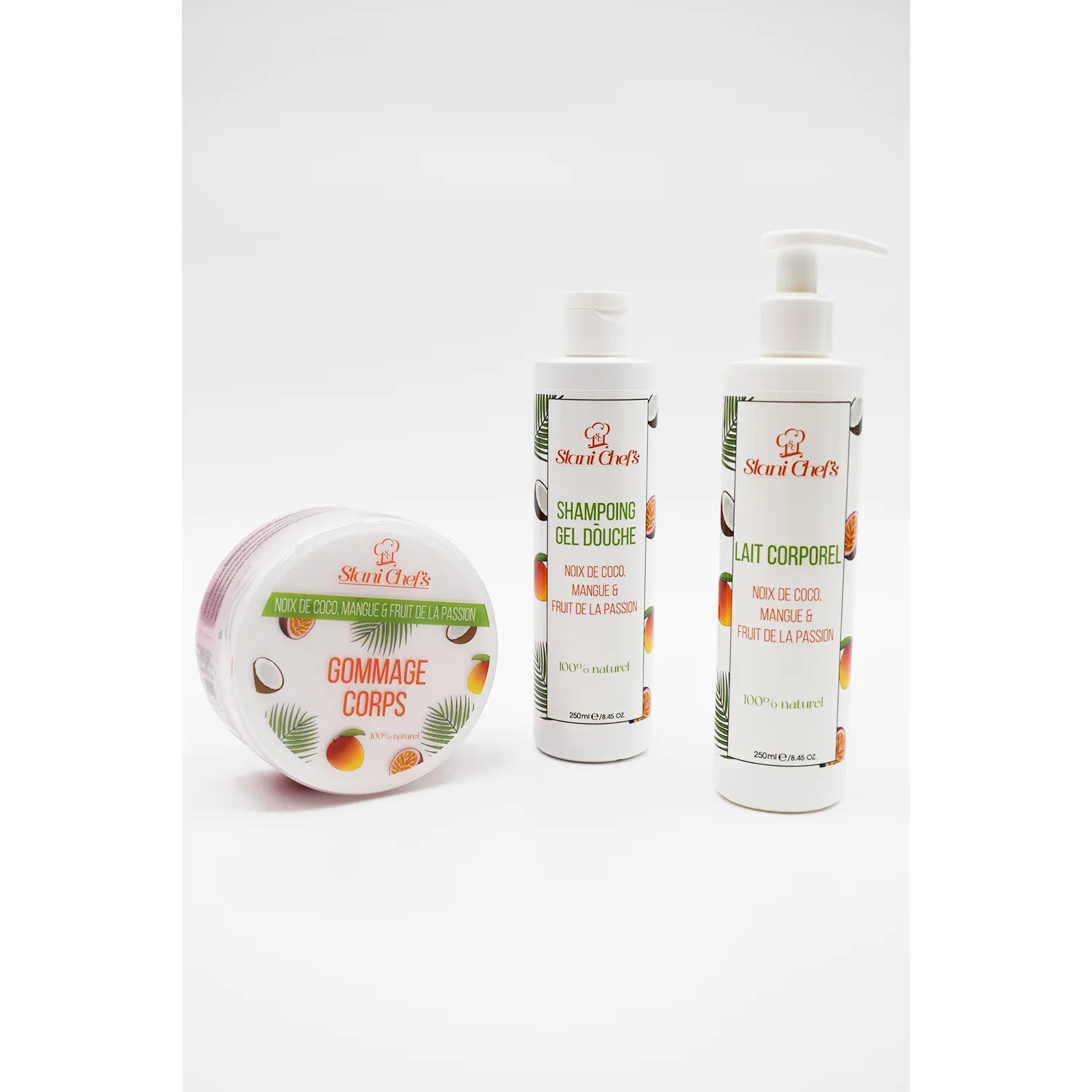 Gommage corporel naturel noix de coco mangue passion, pot rond blanc avec étiquettes colorées, hydratation intense.