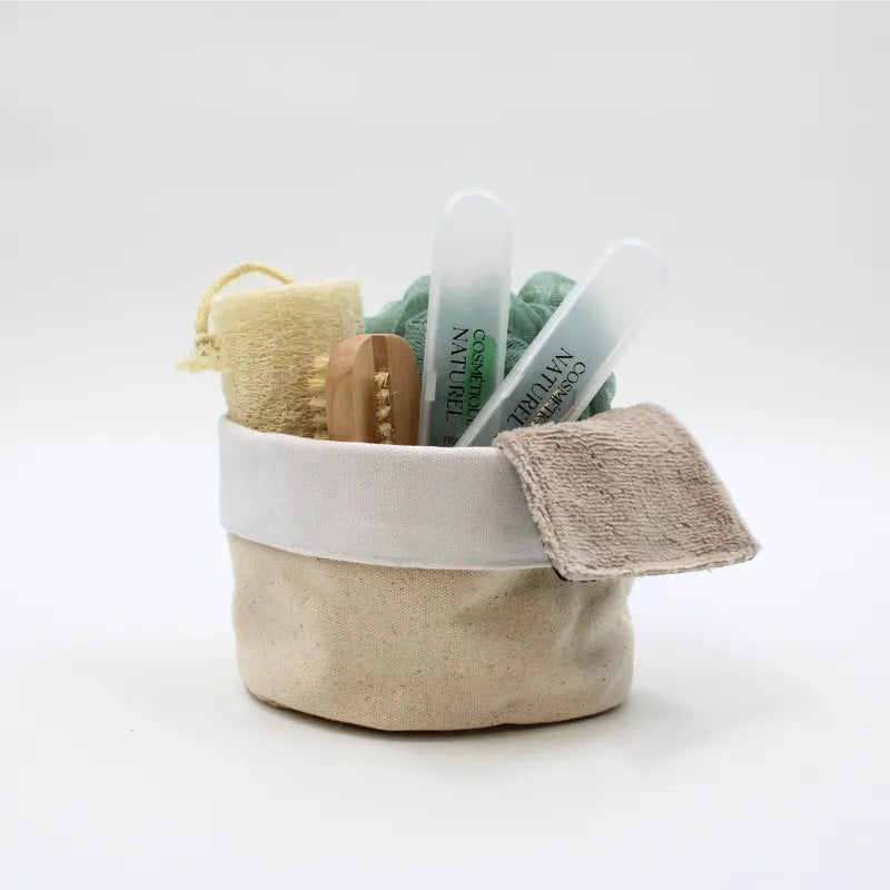 Coffret beauté zéro déchet avec accessoires réutilisables en tissu beige, brosse en bois, éponges vertes et lingettes écol...