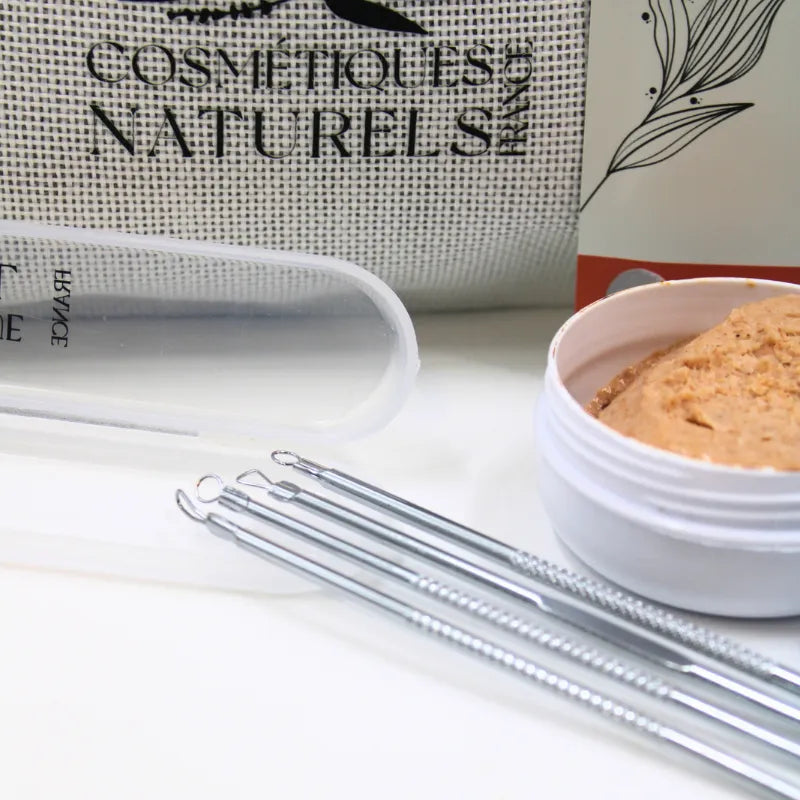 Coffret soin anti-imperfections naturel avec charbon bambou, exfoliant et hydratant, boîte blanche et accessoires métalliq...