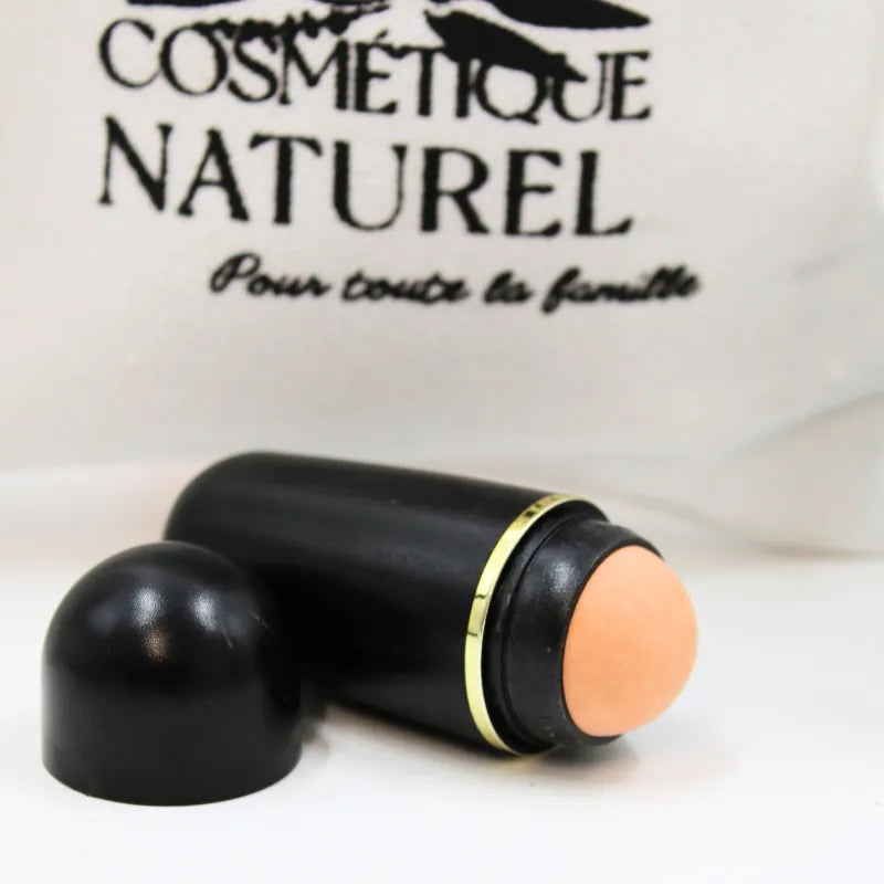 Coffret soin visage peau grasse avec masque lilas, rouleau matifiant noir, éponge konjac, crème légère, fond blanc.