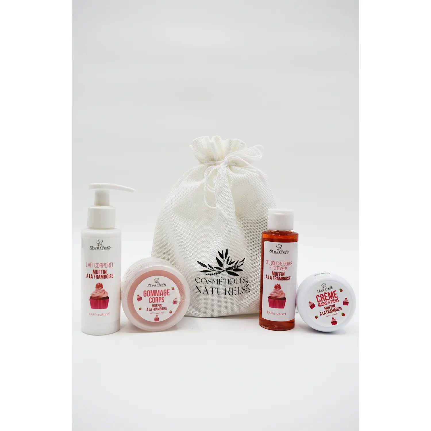 Coffret cosmétique naturel muffin framboise, hydratant corps et cheveux enfants, flacons et pots sur fond blanc.