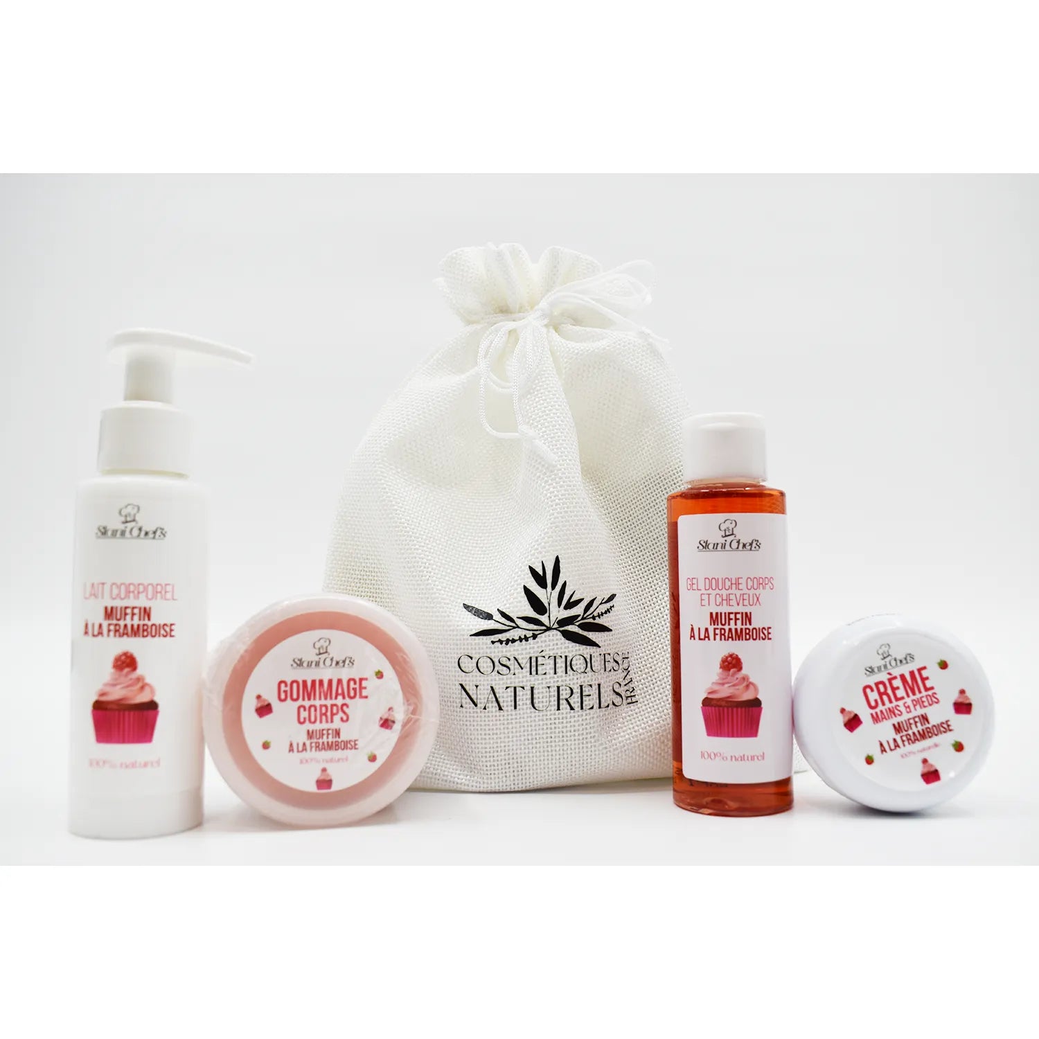 Coffret cosmétique naturel muffin framboise, produits hydratants pour corps et cheveux, flacons et pot sur fond blanc.