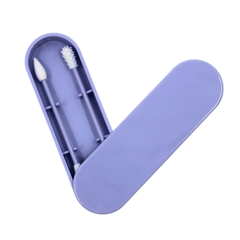 Cotons-tiges réutilisables lavables dans une boîte violette, zéro déchet, avec embouts en silicone, vue ouverte.