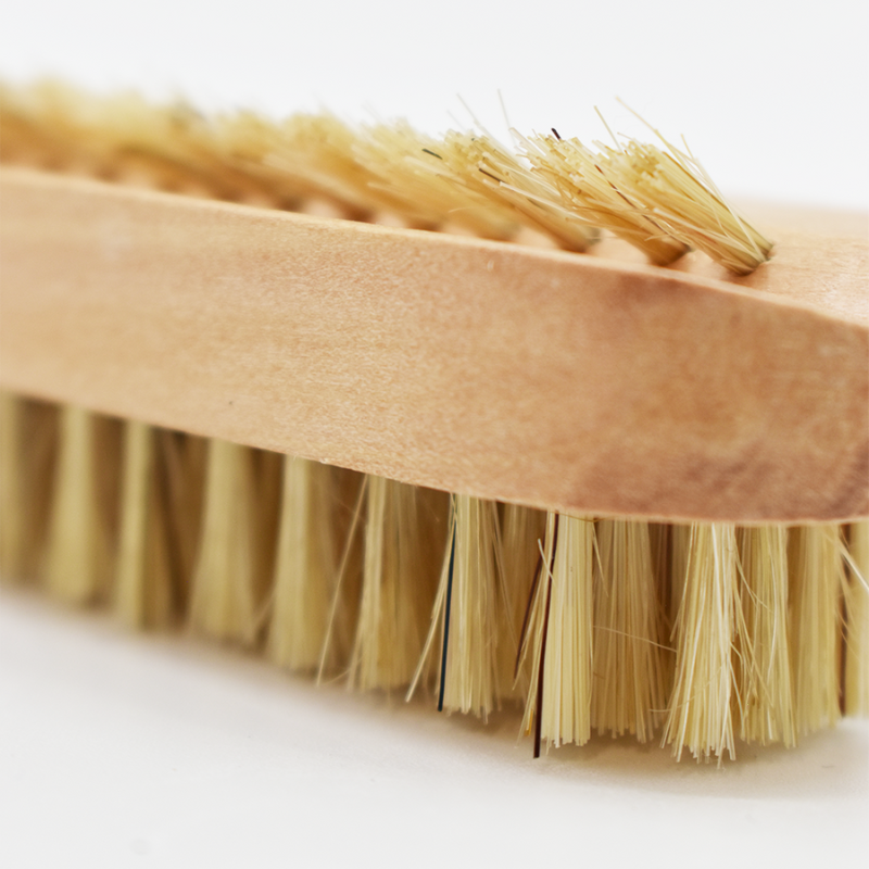 Brosse à ongles en bois à deux faces, poils naturels, côté large pour surface, côté étroit pour sous les ongles.